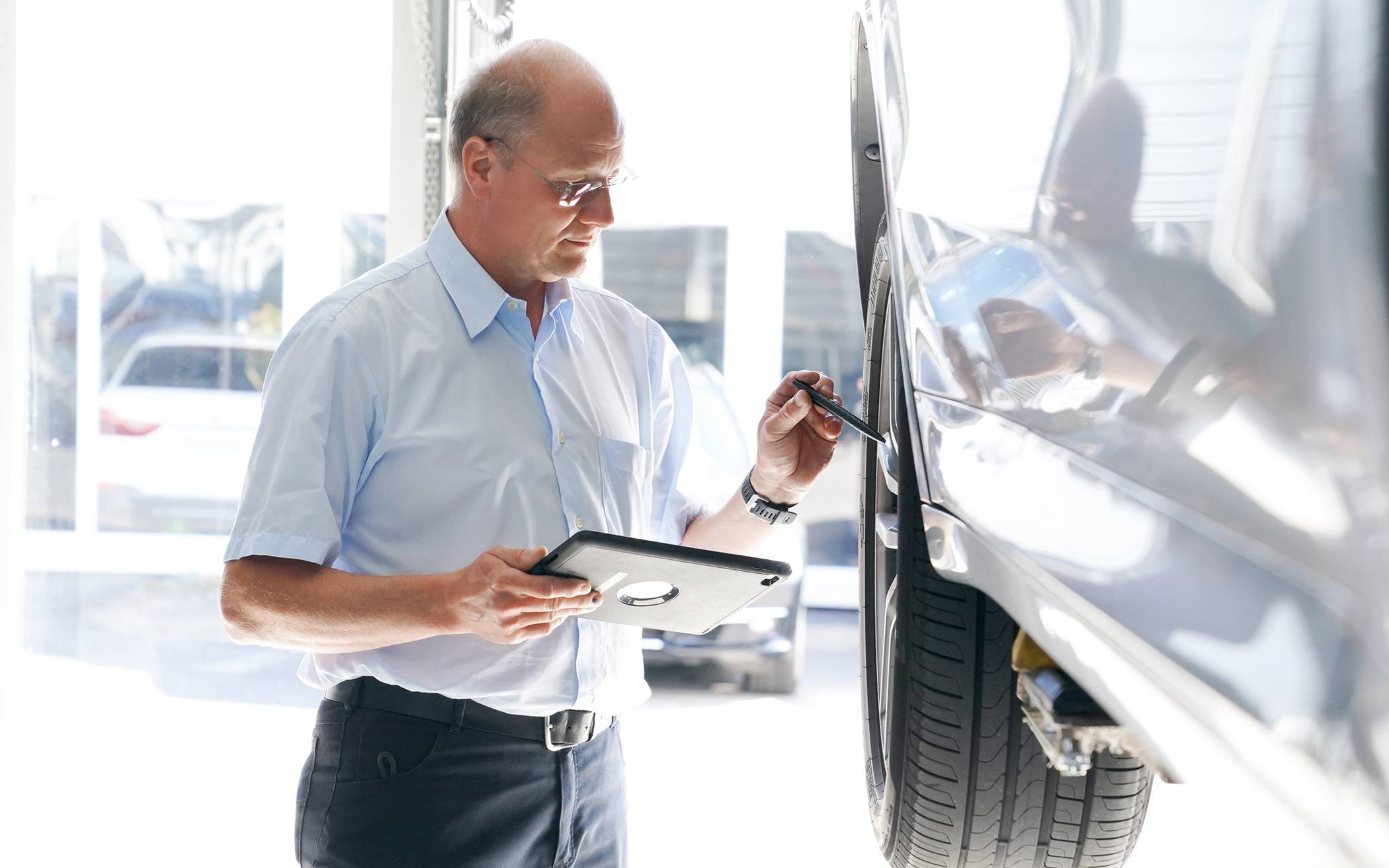 Service Berater Raymond Dittrich prüft BMW