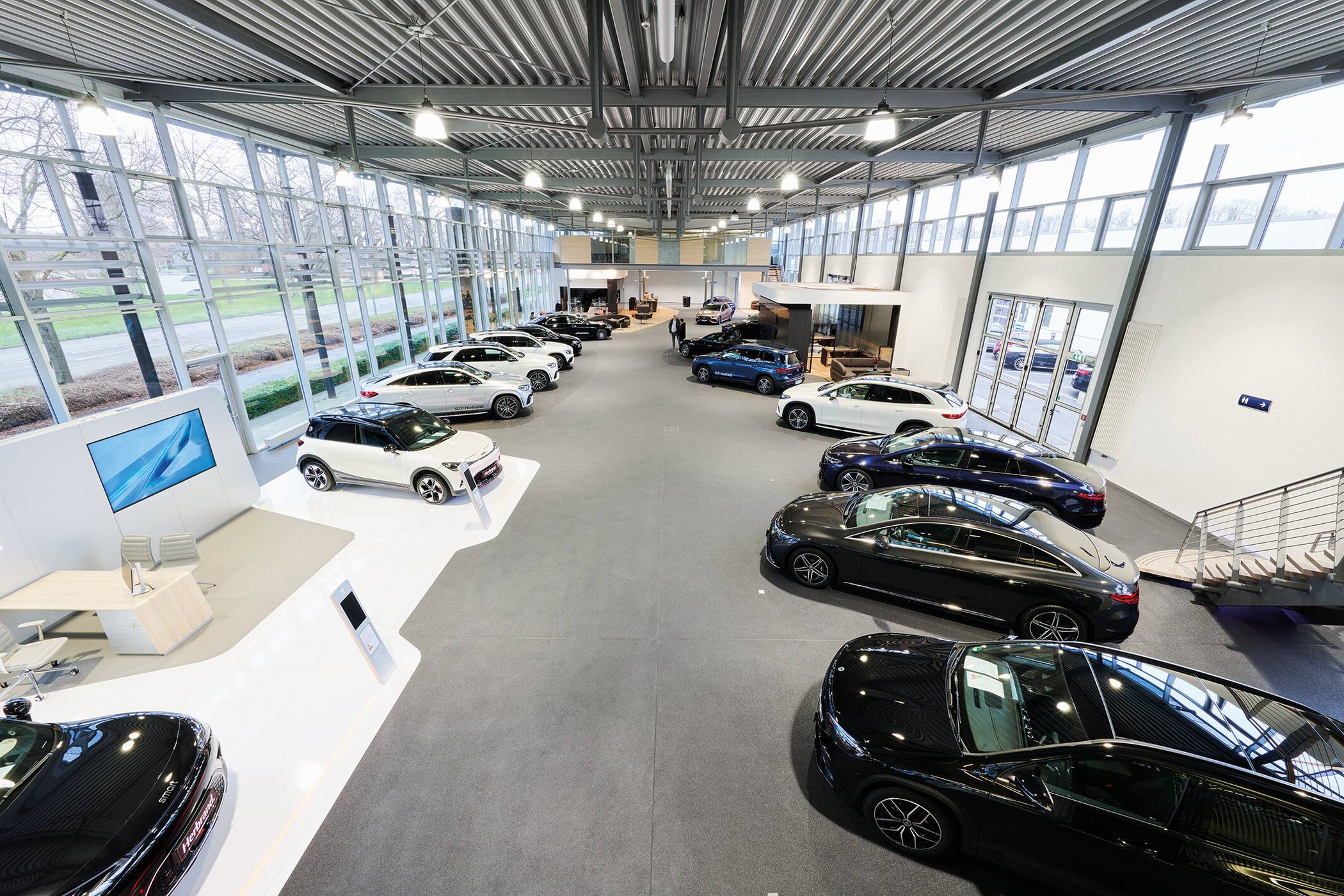  Die große und modernisierte Fahrzeugausstellungsfläche mit Präsentationsbühne des neuen smart #1. 