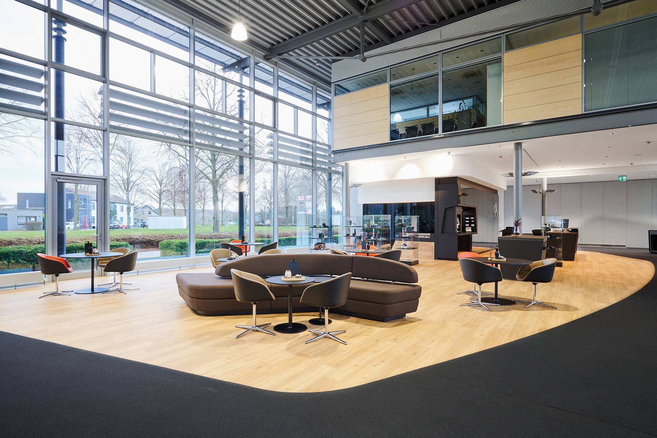 Offenes Raumkonzept: die neue Sitzlounge im Empfangsbereich vor der großflächigen Fahrzeugausstellung.
