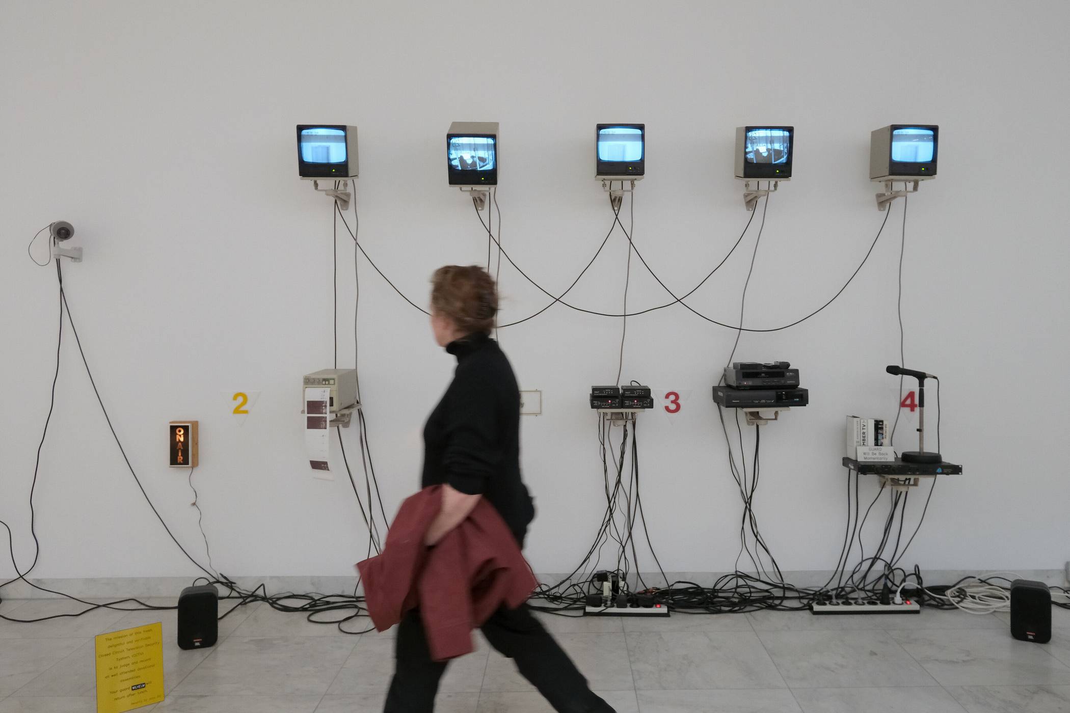 Ausstellungsansicht, Julia Scher Hochsicherheitsgesellschaft, Museum Abteiberg Mönchengladbach. 