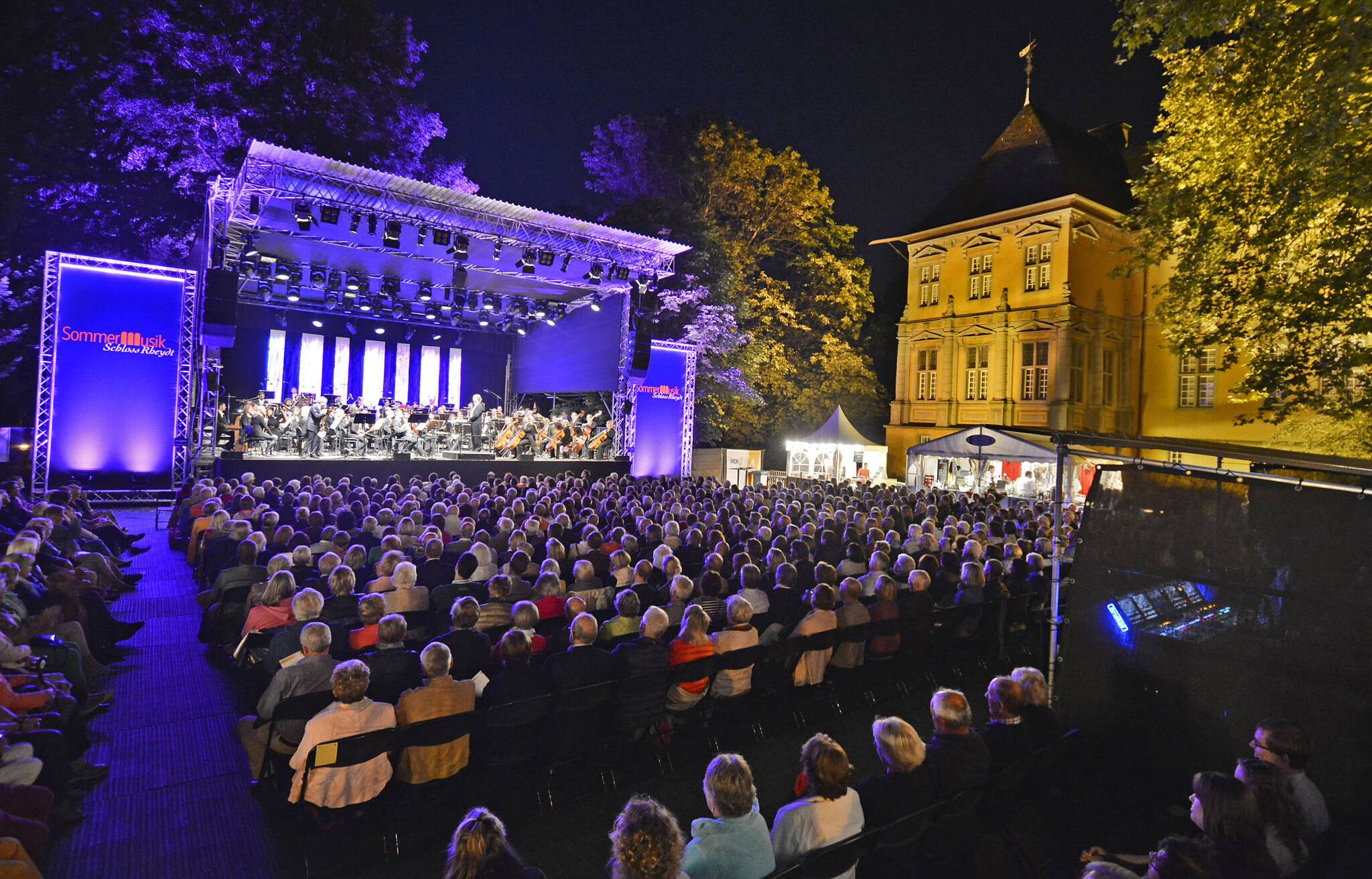 „Summertim“ heißt es am 18. August beim Klassik Open Air der SommerMusik an Schloss Rheydt.   