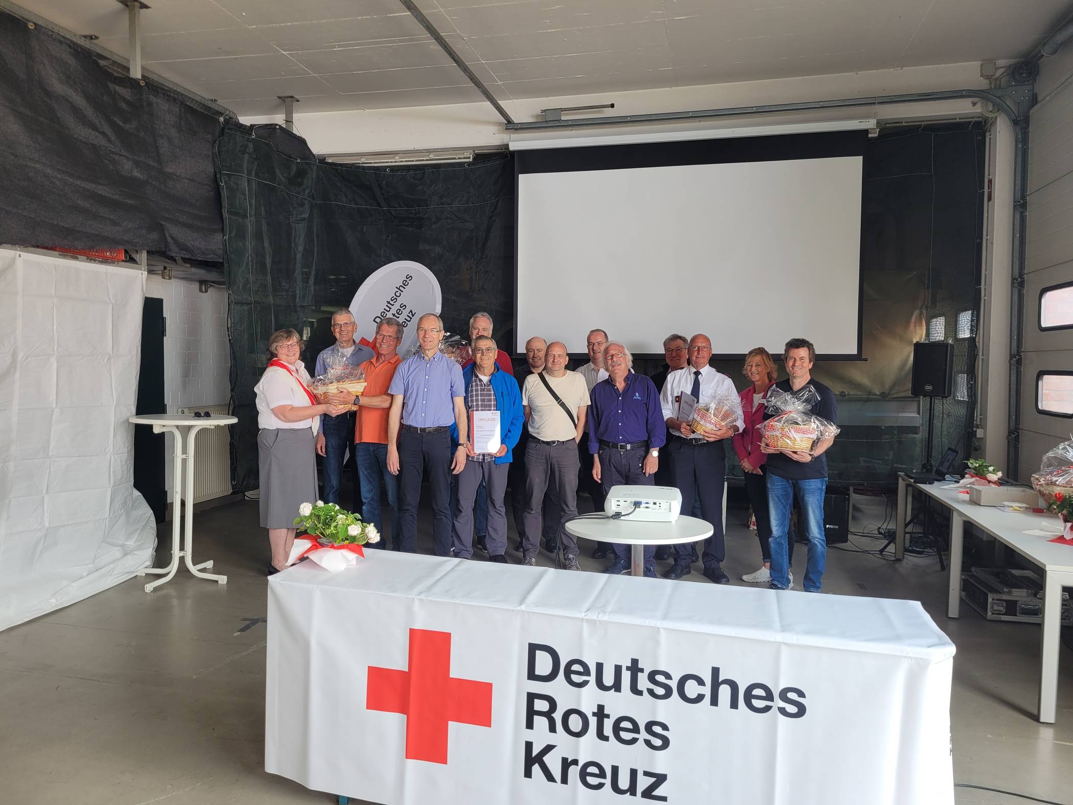 Gabriele Wilken übergab Präsente an die geehrten Blutspender. 