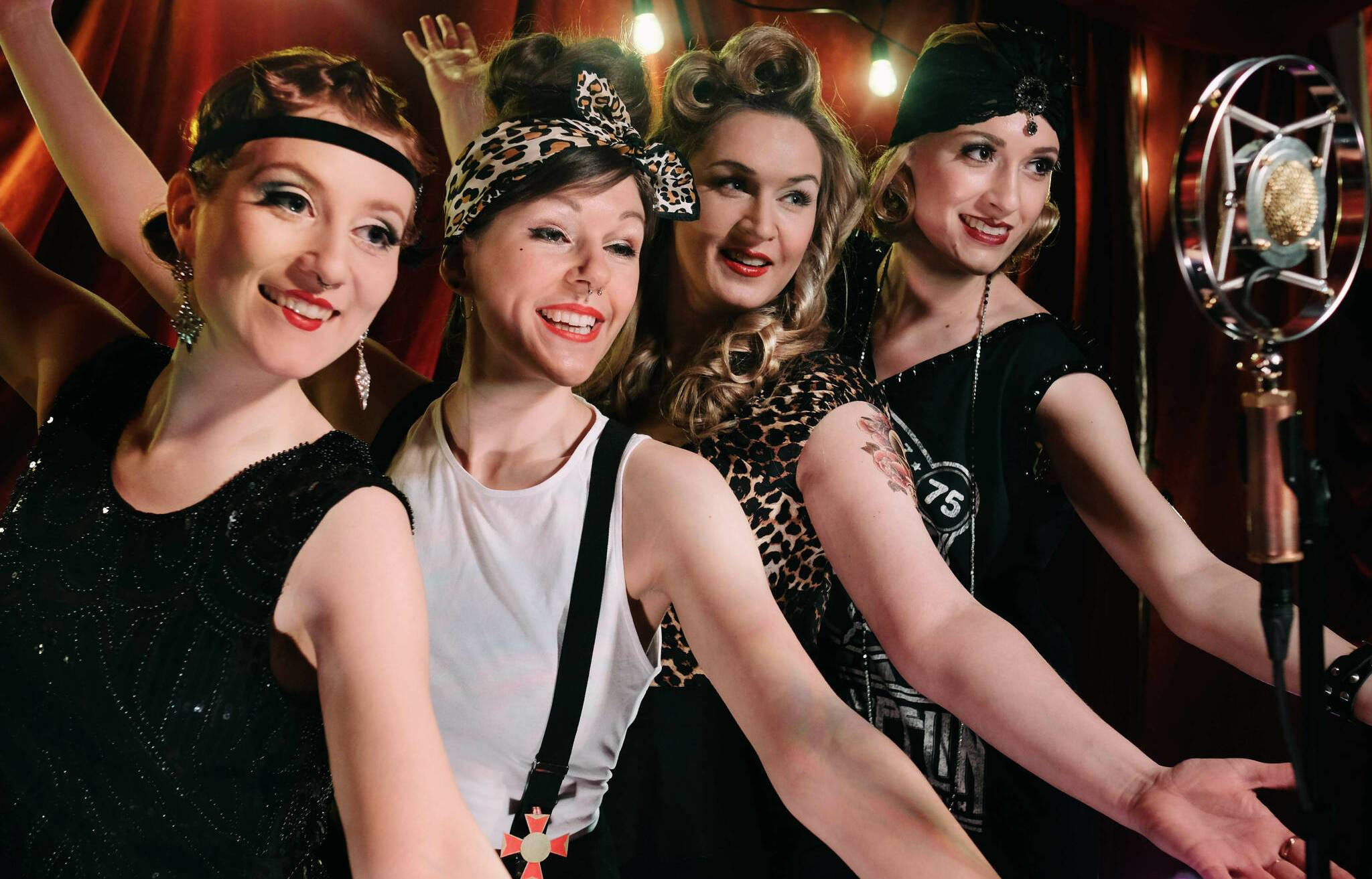  „Dreh den Swing auf!“, heißt es in der Retro-A-Capella-Show „Gretchens Antwort“ am 3. Februar 2024 in der KulturAula in der Realschule Kaldenkirchen. 