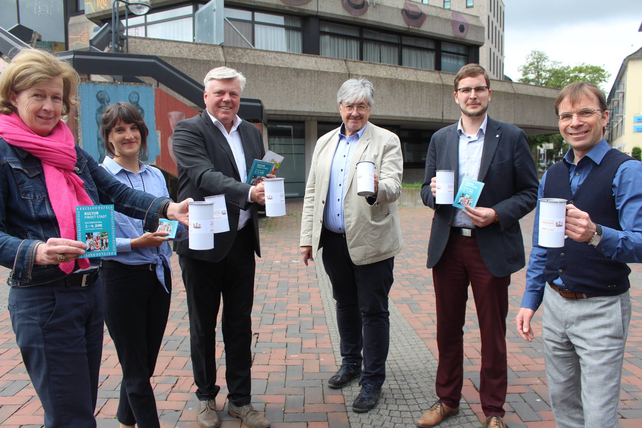Laden zum großen Kulturfest und zur Spendensammlung für die Kindertafel ein: (v.l.) Kulturbeauftragte Dr. Gabriele König, die Leiterin des Marketingamtes Claire Neidhardt, Oliver Reiners von der Werbegemeinschaft, Musikschuldirektor Ralph Schürmanns, Regionalkantor Niklas Piel und Roman Marreck von der Musikschule. Foto: Müller