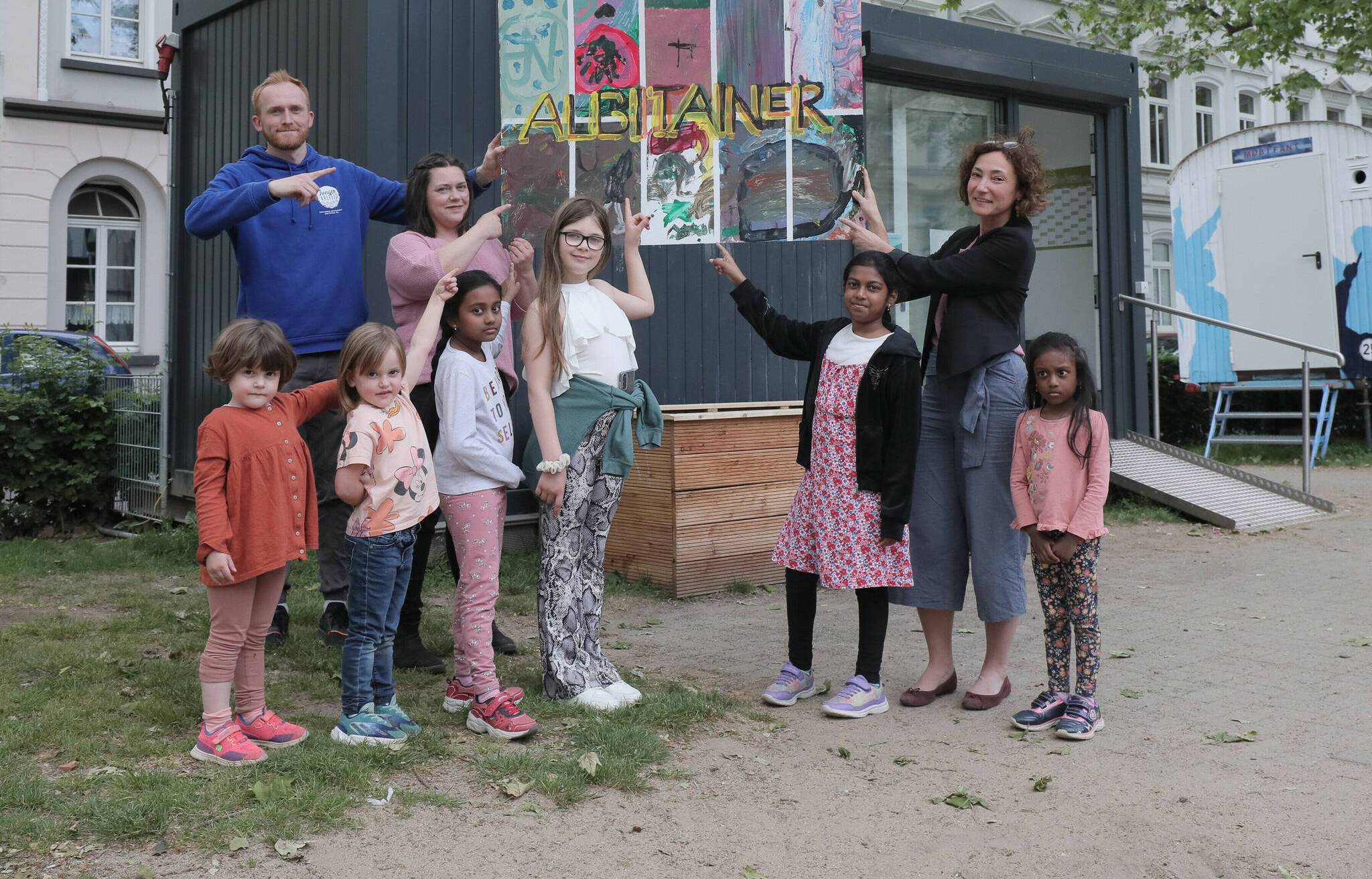 Am Albitainer: (v.l.) Lars Görke, Spielplatzpatin