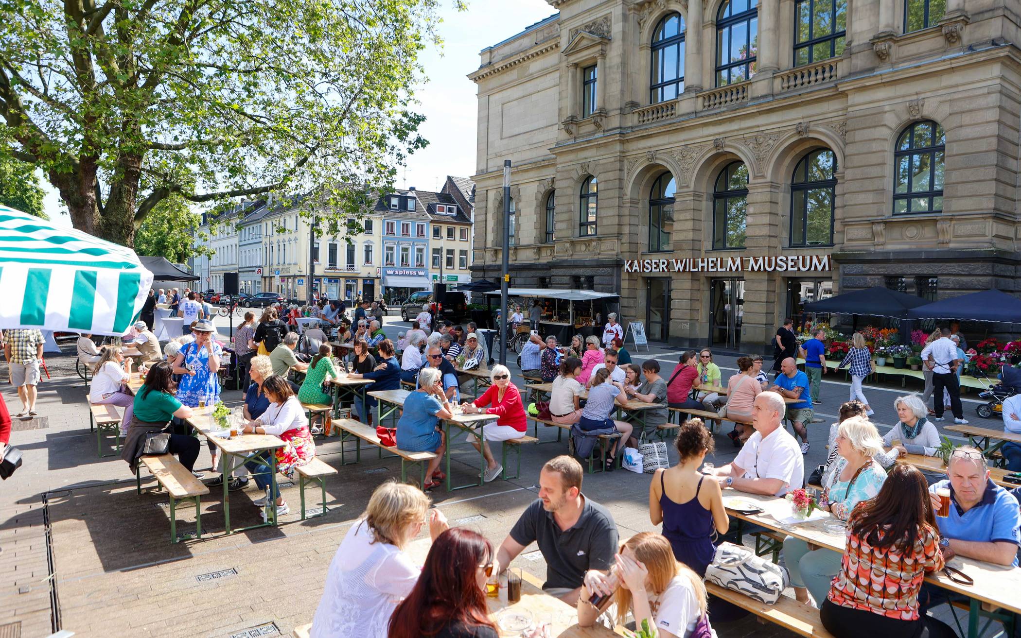 Erster Krefelder Feierabendmarkt vor dem Kaiser-Wilhelm-Museum