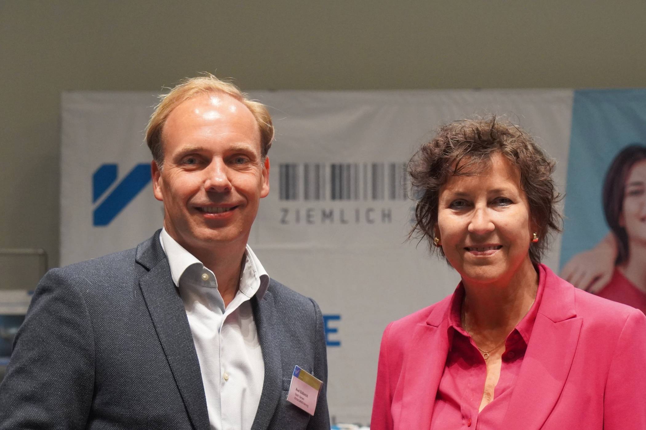 Axel Süßbrich und Bürgermeisterin Sabine Anemüller.