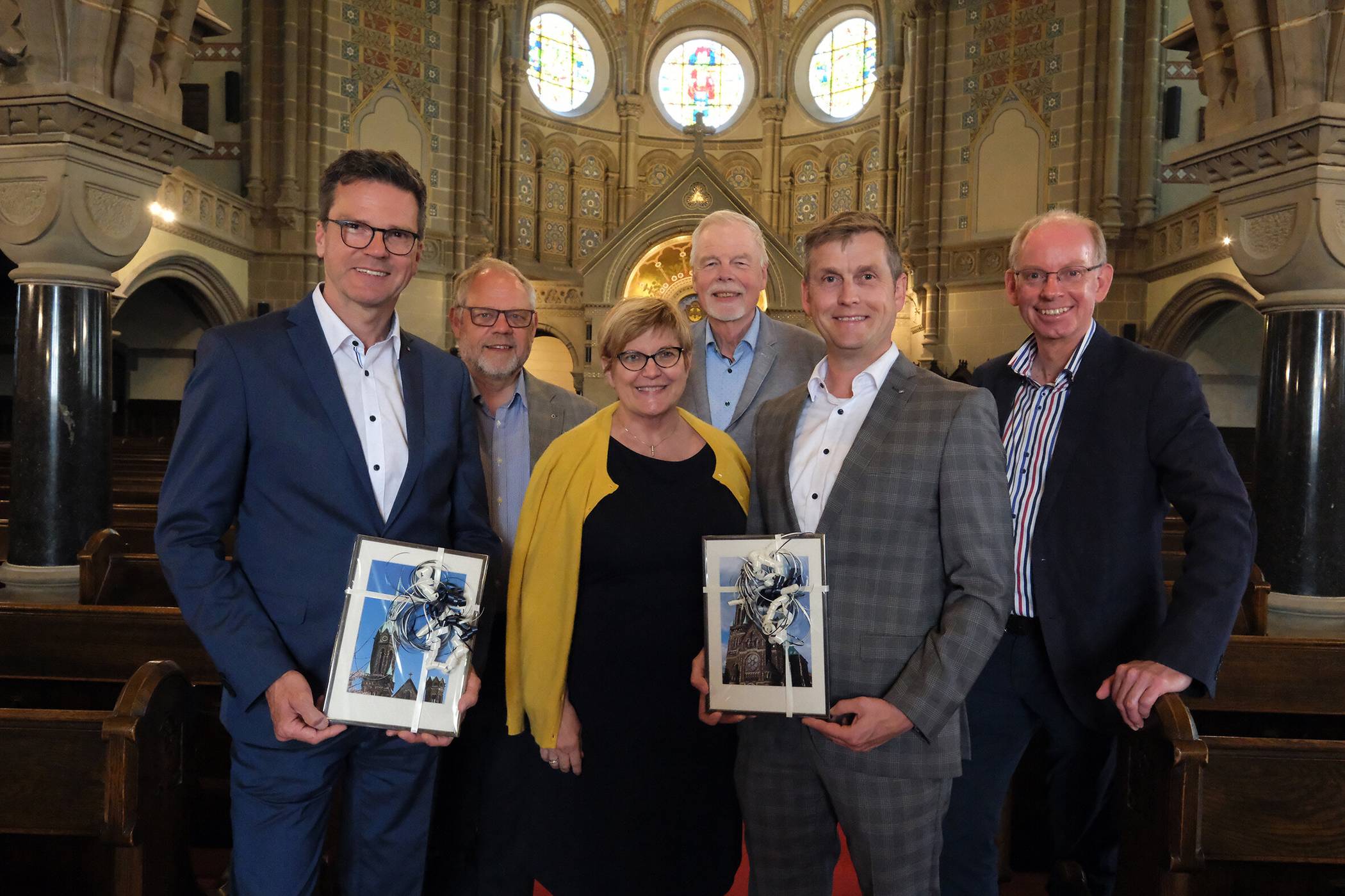 Tony Geiser (l), und Sven Frauenkron (2.v.r.) von der Volksbank Mönchengladbach trafen sich zur Spendenübergabe an den Bauverein mit Bernd Pastors (2.v.l.), Martina Wasserloos-Strunk, Vorsitzende des Presbyteriums, Jochen Semmler (4.v.l.) und Pfarrer Stephan Dedring (r.).   