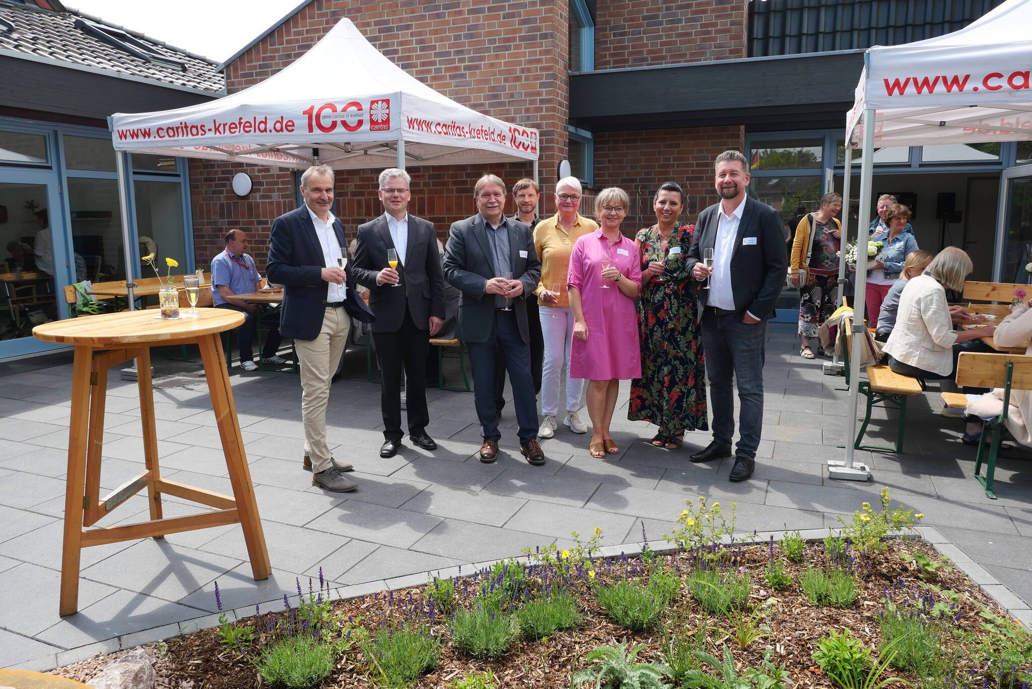 Freuen sich über die offizielle Eröffnung und Einsegnung (v.l.): Dezernent Peter Annacker, Pfarrer Norbert Viertel, Caritasheime-Geschäftsführer Delk Bagusat, Architekt Bernd Volkenannt, Bärbel Mosch (Fahrbarer Mittagstisch und HausNotRuf), Alexandra Kolbusz (Tagespflege Franziskus), Elsa Peerebooms (Caritas-Pflegestation Meerbusch) und Ralf Omsels (Tagespflege Franziskus). 