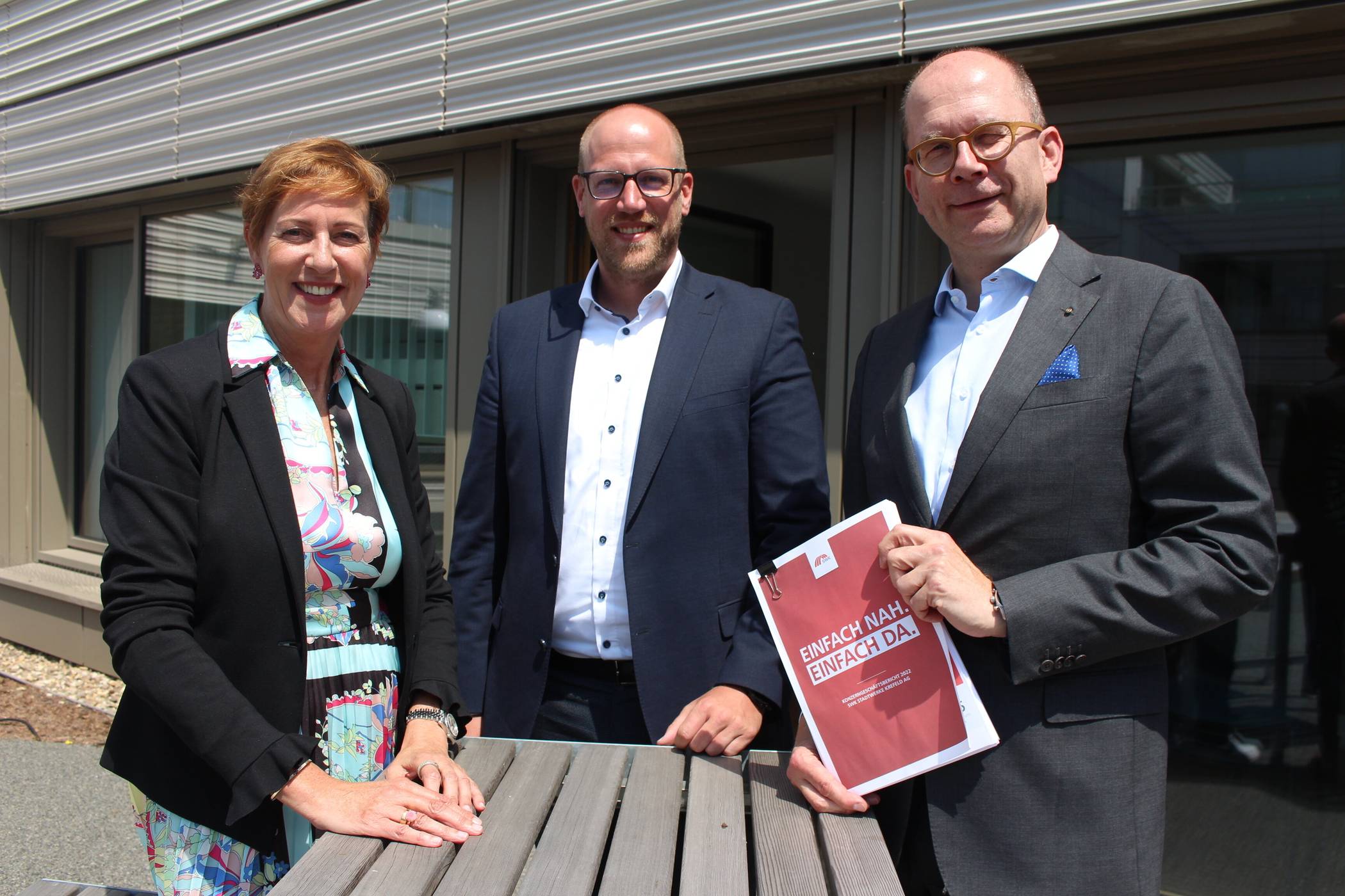 Ziehen die Bilanz des Jahres 2022: die SWK-Vorstände Carsten Liedtke (r.) und Kerstin Abraham sowie SWK-Aufsichtsratsvorsitzender Benedikt Winzen. Foto: Müller