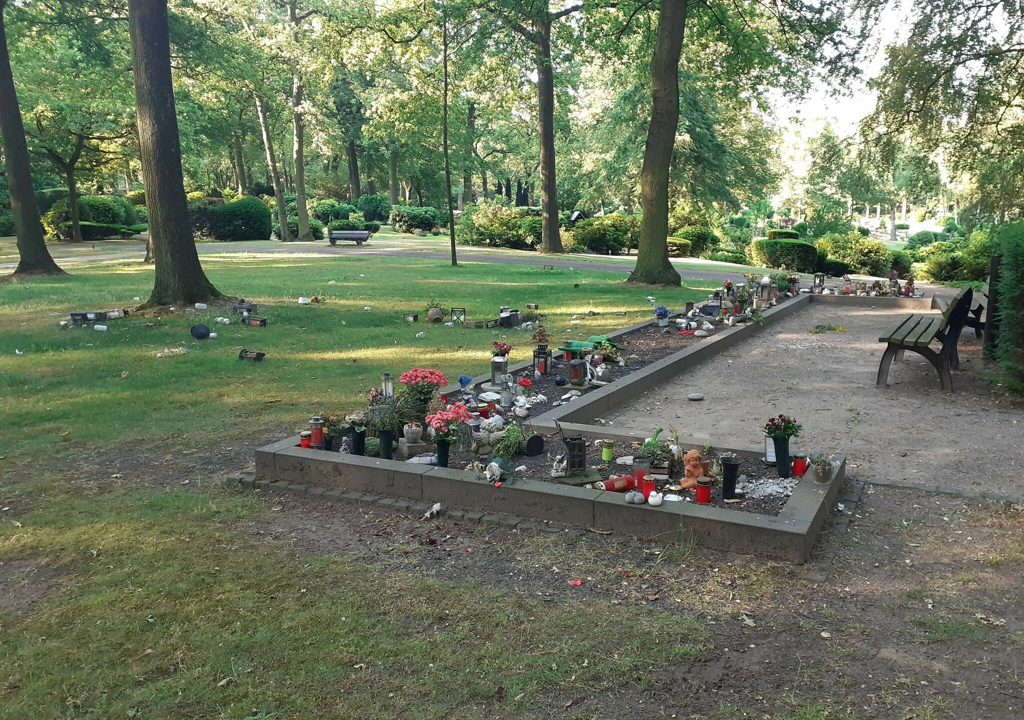 Vandalismus: Unbekannte verwüsten Gedenkplatz am Uerdinger Friedhof
