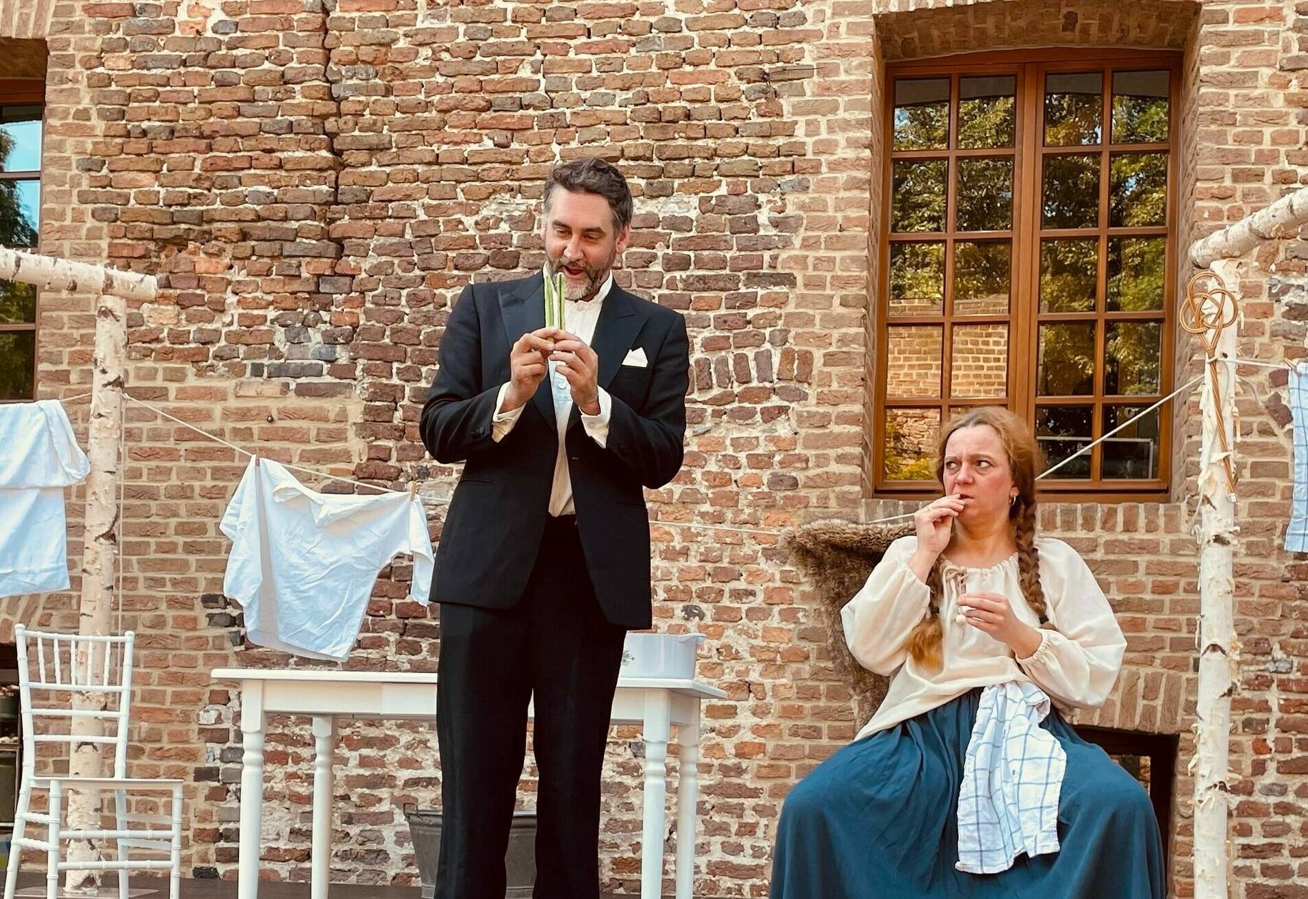 Nadine Schaub und Christian Stock spielen Natalia und ihren Verehrer Lomow in Tschechows „Heiratsantrag“. 