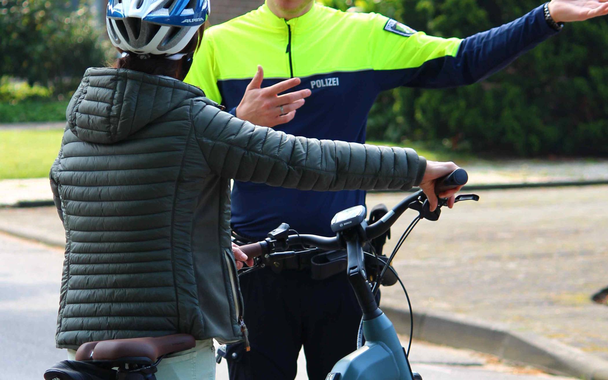  Der Radverkehrsbeauftragte der Polizei Viersen, PHK Tobias Stapper, im Gespräch mit einer Pedelec-Fahrerin.  