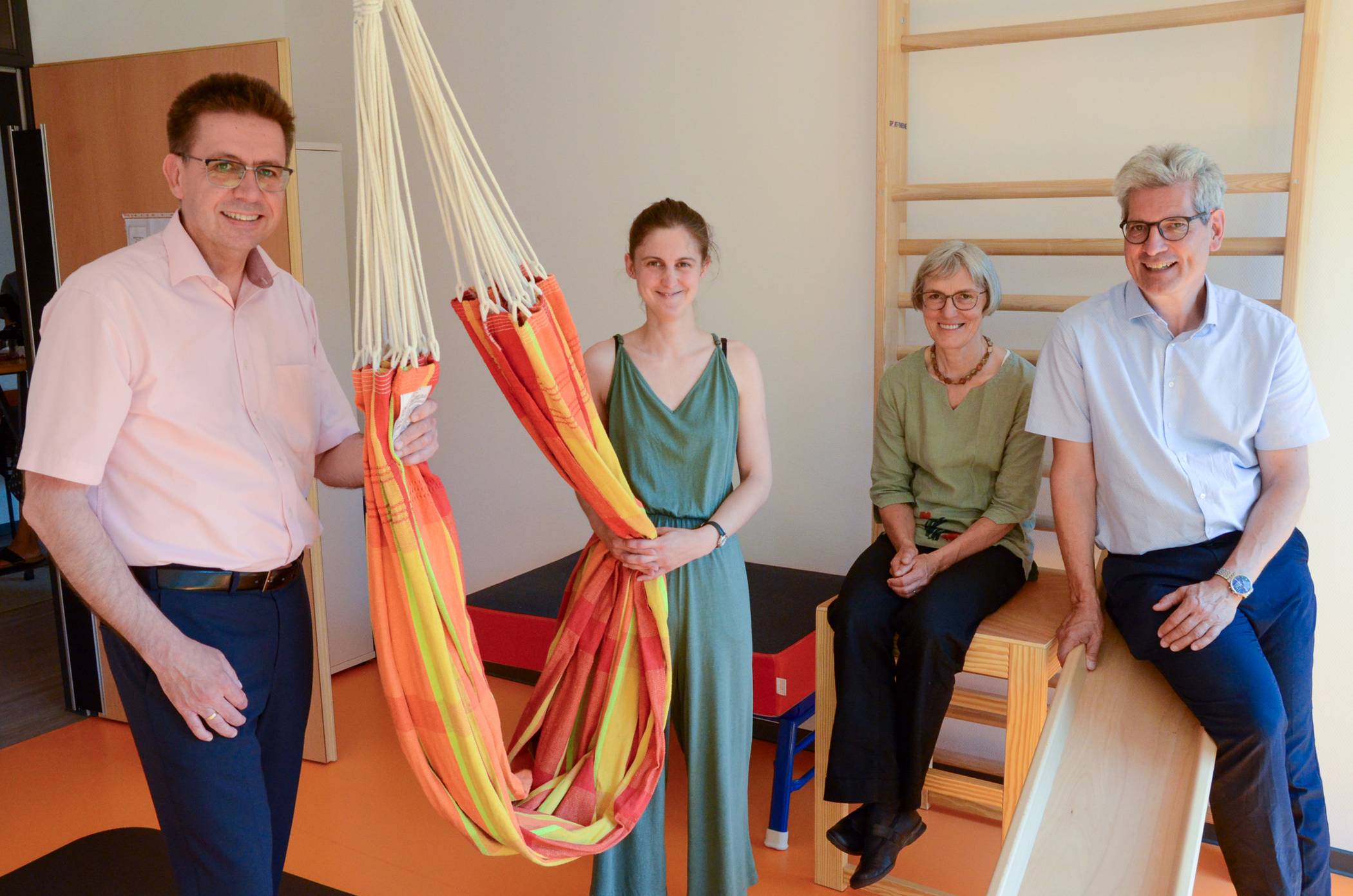 Zusätzliche Räume hat der Caritasverband für sein Frühförderzentrum eingerichtet.Von rechts: Vorsitzender Dr. Christof Wellens, Bereichsleiterin Hildegard van de Braak, Einrichtungsleiterin Sabrina Baumann und Geschäftsführer Frank Polixa.  