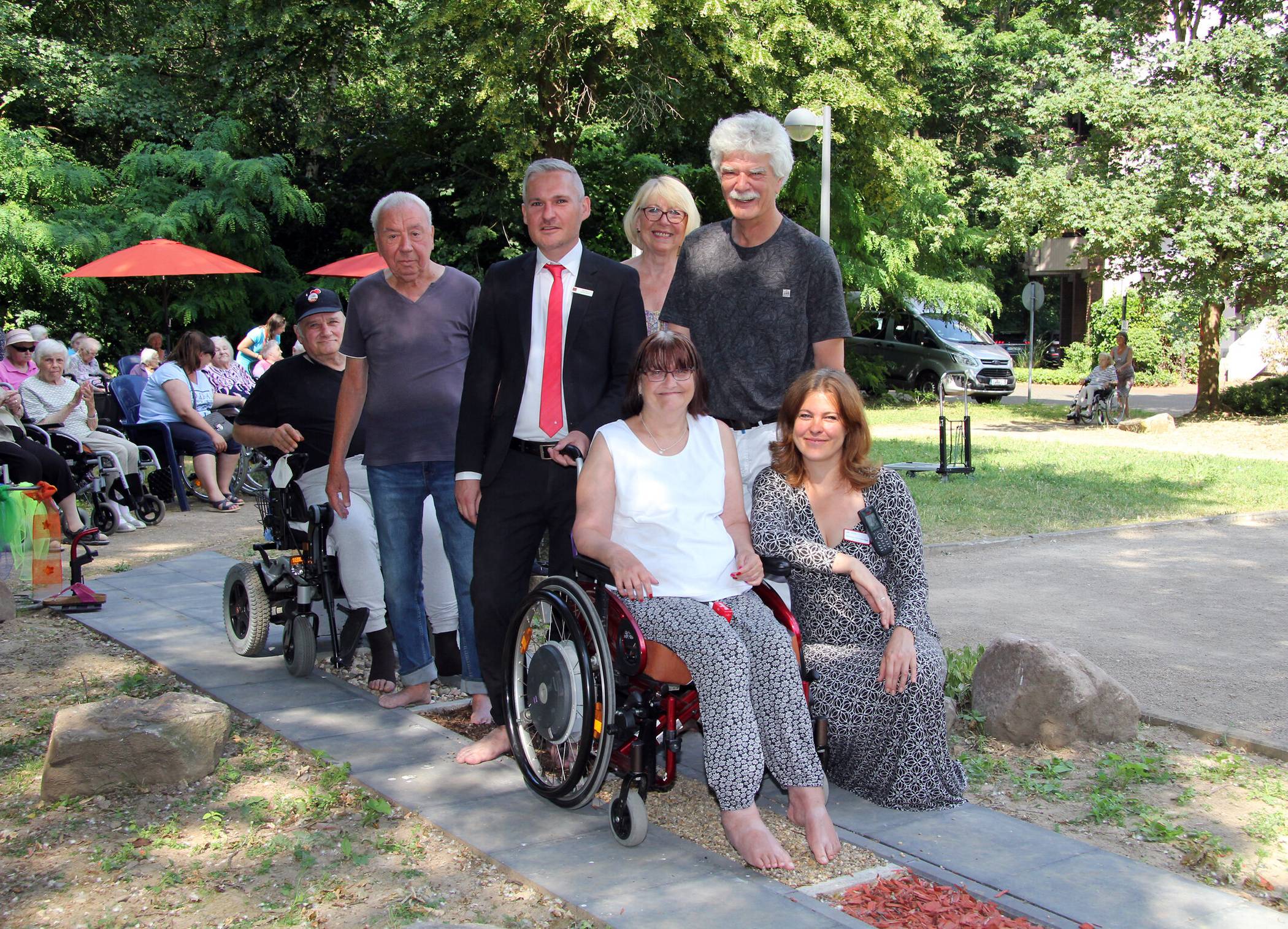  Feierliche Einweihung des barrierefreien Barfußpfades am AWO-Seniorenzentrum in Schwafheim. Von rechts: Die Vorsitzende des Bewohnerbeirats Cornelia Giesen, Alexandra Dzionsko-Abel und Heinz Packlin vom Sozialdienst, Beate Dolling (Bundesfreiwilligendienst), Martin Salzbrunn von der Sparkasse sowie Klaus Richter und Harald Kaiser vom Bewohnerbeirat. 