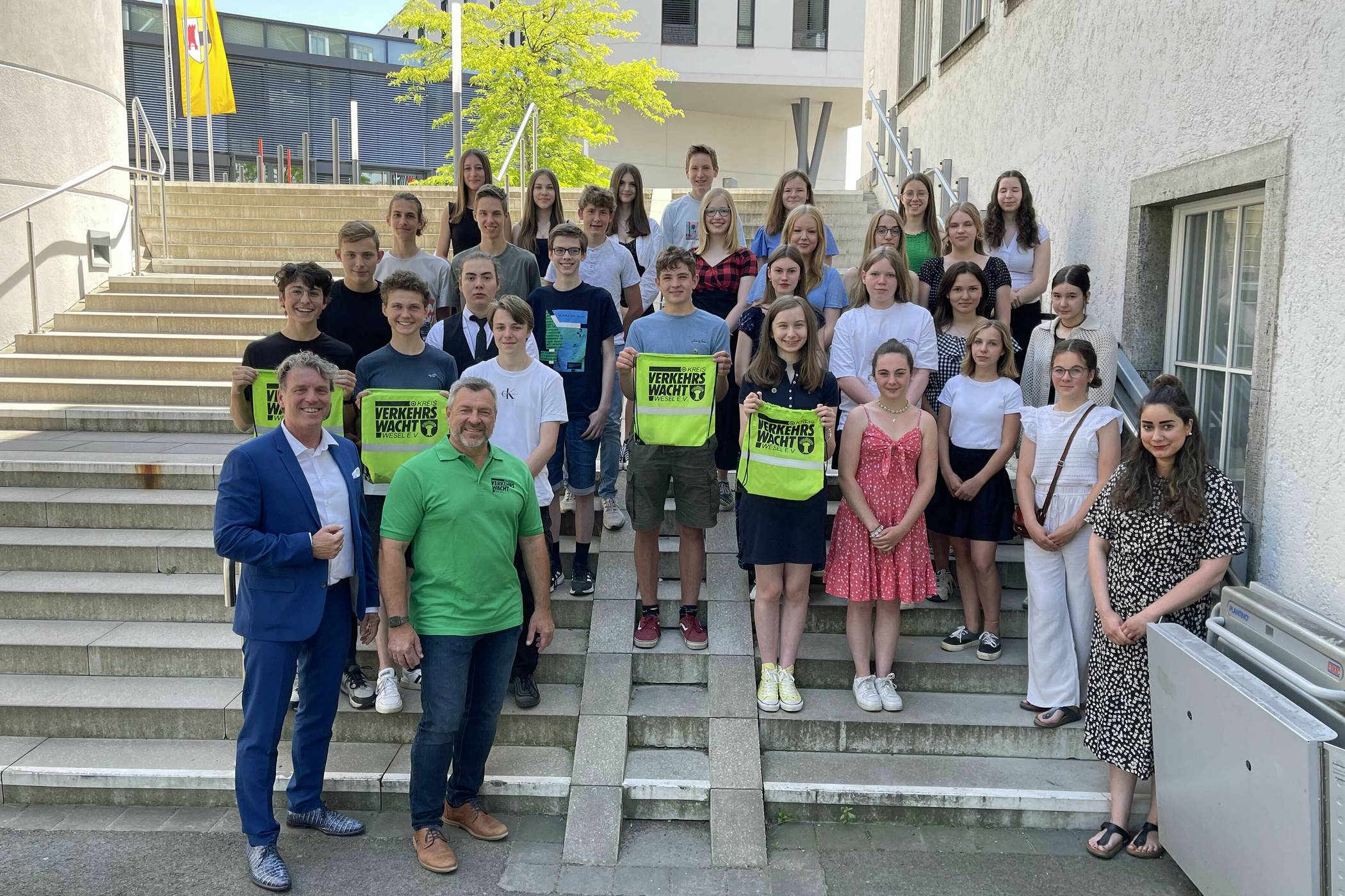  Bürgermeister Christoph Fleischhauer und Jörg Nitschke, Bereichsleiter der Kreis-Verkehrswacht Wesel, (vorne v. l.) dankten den Schülerloten des Gymnasiums in den Filder Benden für ihren Einsatz. Auch Lehrerin Sevgi Gündes (r.) ist froh über den Einsatz der jungen Leute. 