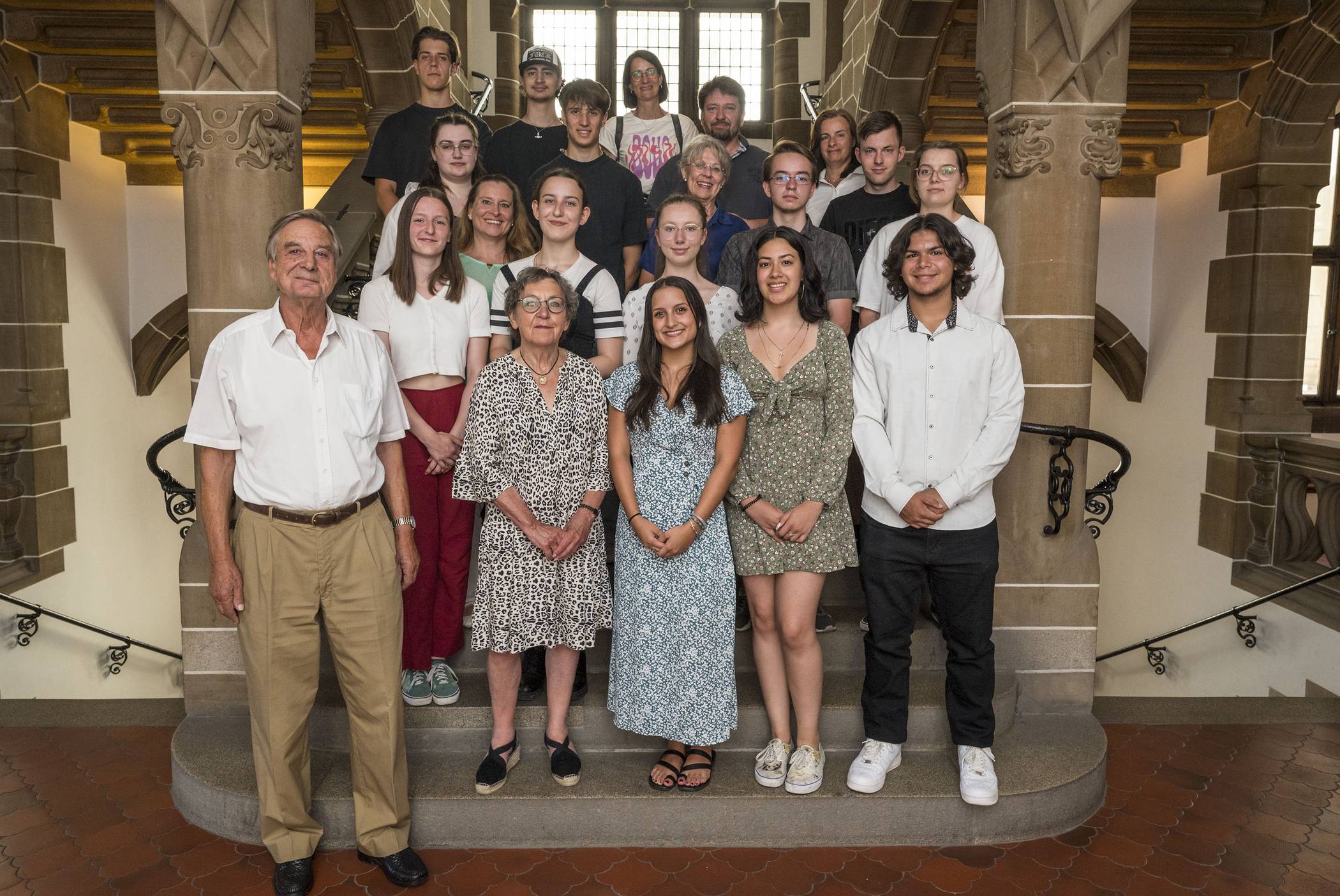  Bürgermeisterin Edeltraud Klabuhn mit den Gastschülern und Gastgebern im Duisburger Rathaus 