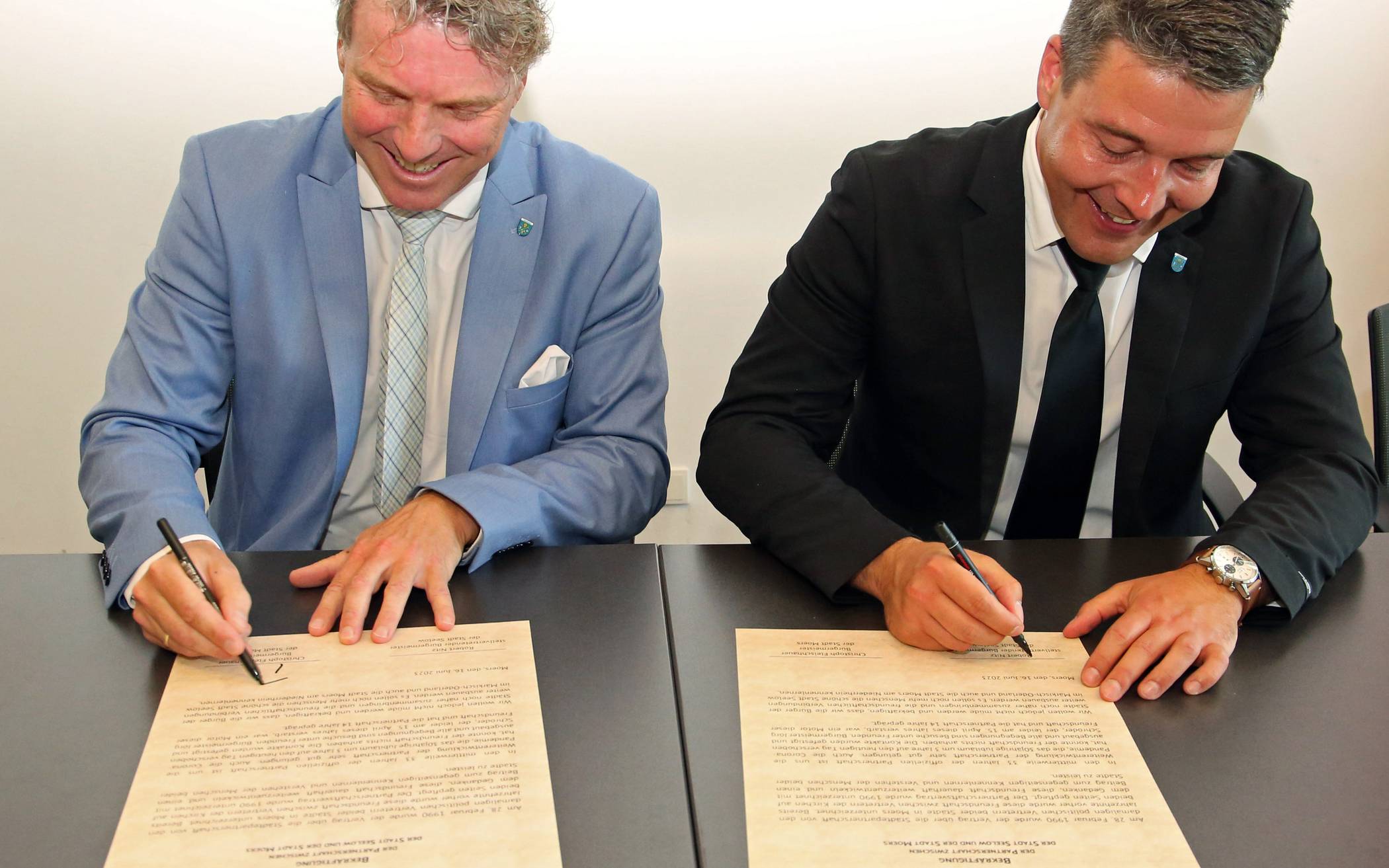 Der Moerser Bürgermeister Christoph Fleischhauer (l.)