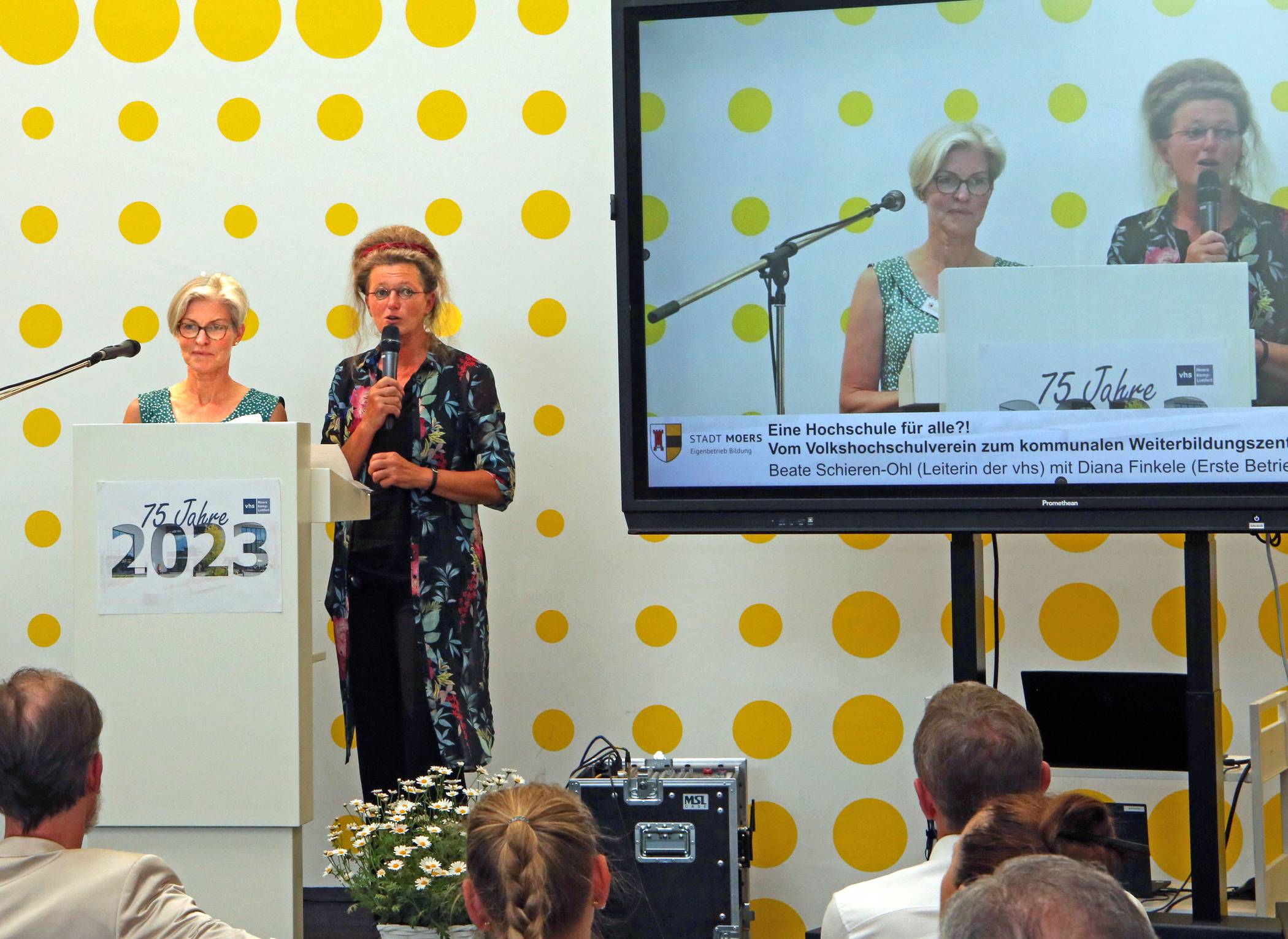 Betriebsleiterin Diana Finkele (r.) und Vhs-Leiterin Beate Schieren-Ohl blickten in die Geschichte der Vhs. 