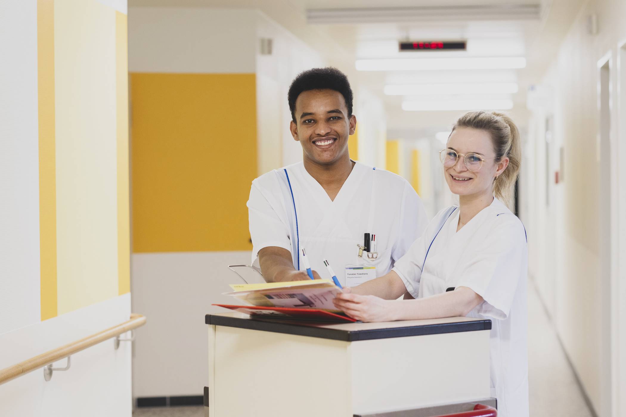  Praxianleiterin Daniela Hoffmann begleitet hier den Auszubildenden Yonatan Yowahans, der die dreijährige Ausbildung zum Pflegefachmann absolviert, auf der Pflegestation. 