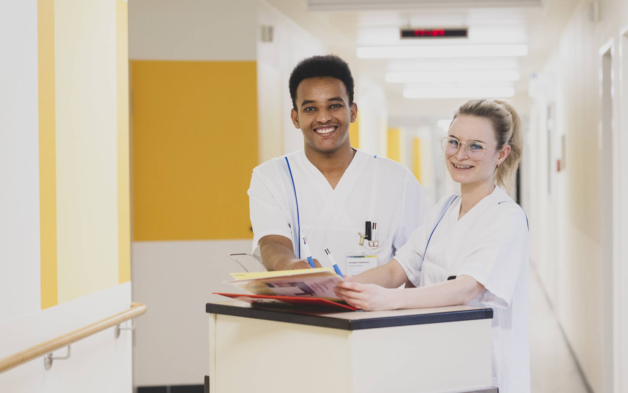 Praxianleiterin Daniela Hoffmann begleitet hier den