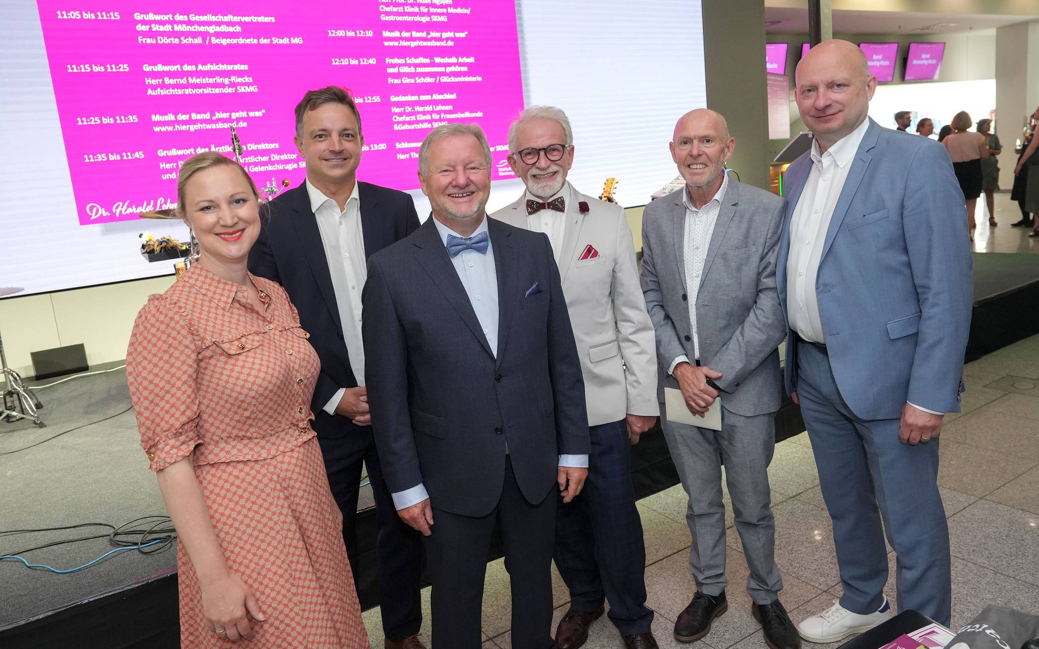 Zum Gruppenbild versammelten sich (v.l.) Beigeordnete