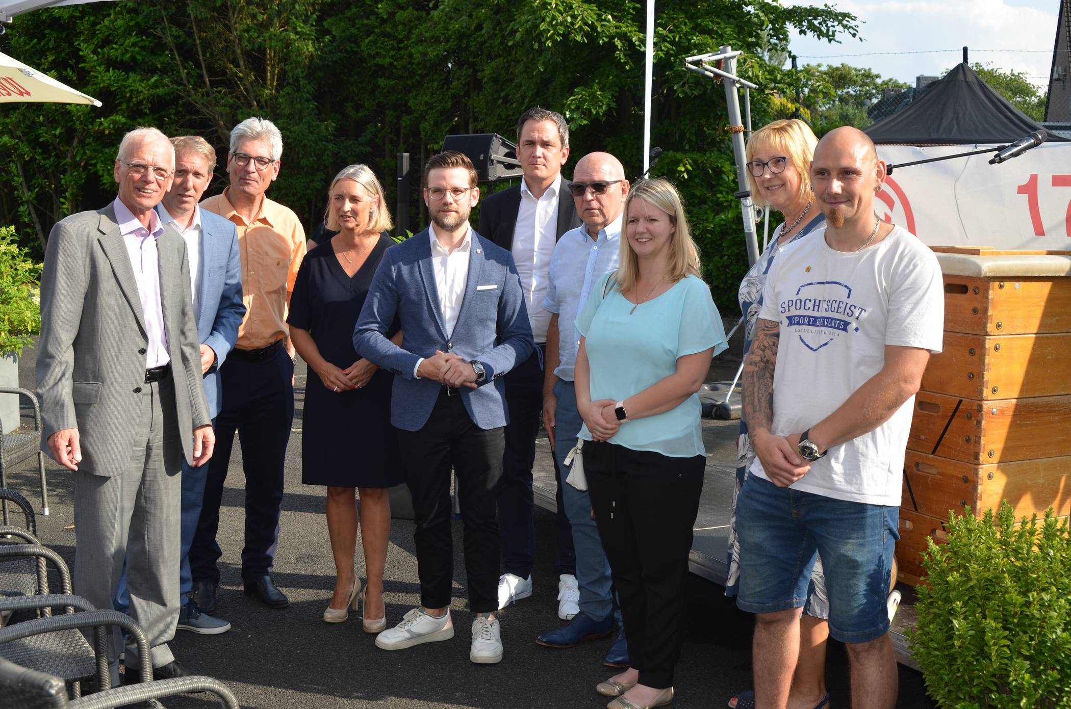  Vereinsvorsitzender Udo Bocks (l.) mit den Ehrengästen des Festabends.  