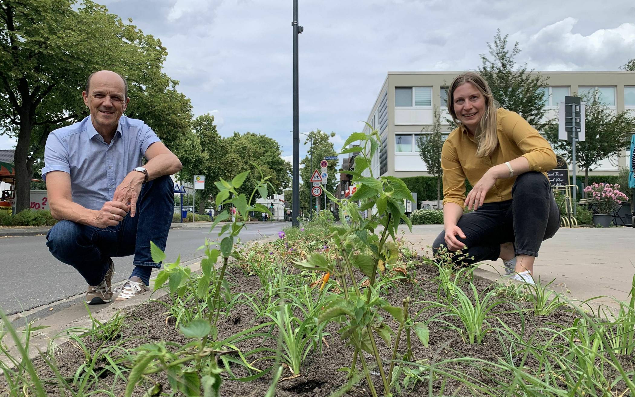  Michael Betsch, Bereichsleiter für die städtischen Grünflächen, und Anika Kleinert vom Stadtmarketing freuen sich über das erste neue Staudenbeet an der Dorfstraße. Jetzt müssen die zarten Pflänzchen in Ruhe anwachsen. 
