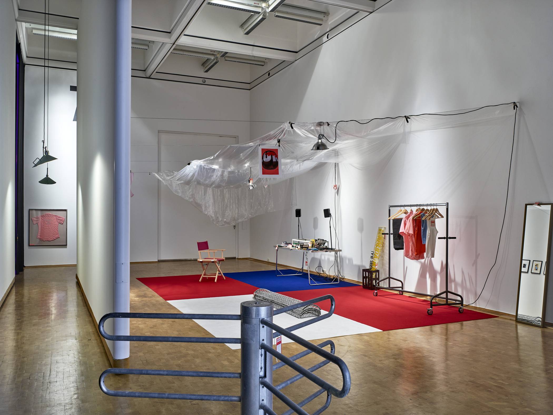 Das Foto zeigt die Installation Hochsicherheitsgesellschaft von Julia Scher. 