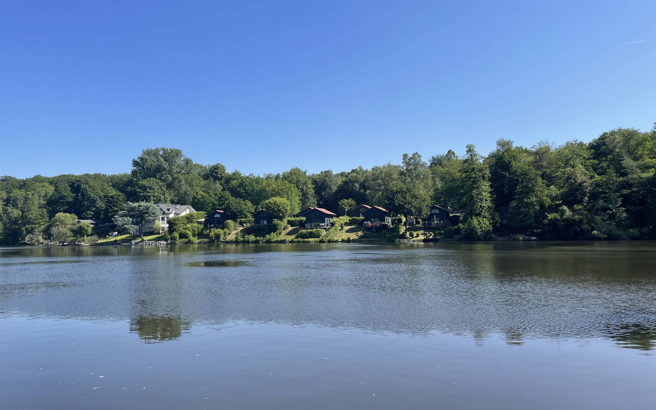 Der Hariksee lädt zum Verweilen ein&#x21e5;Foto: