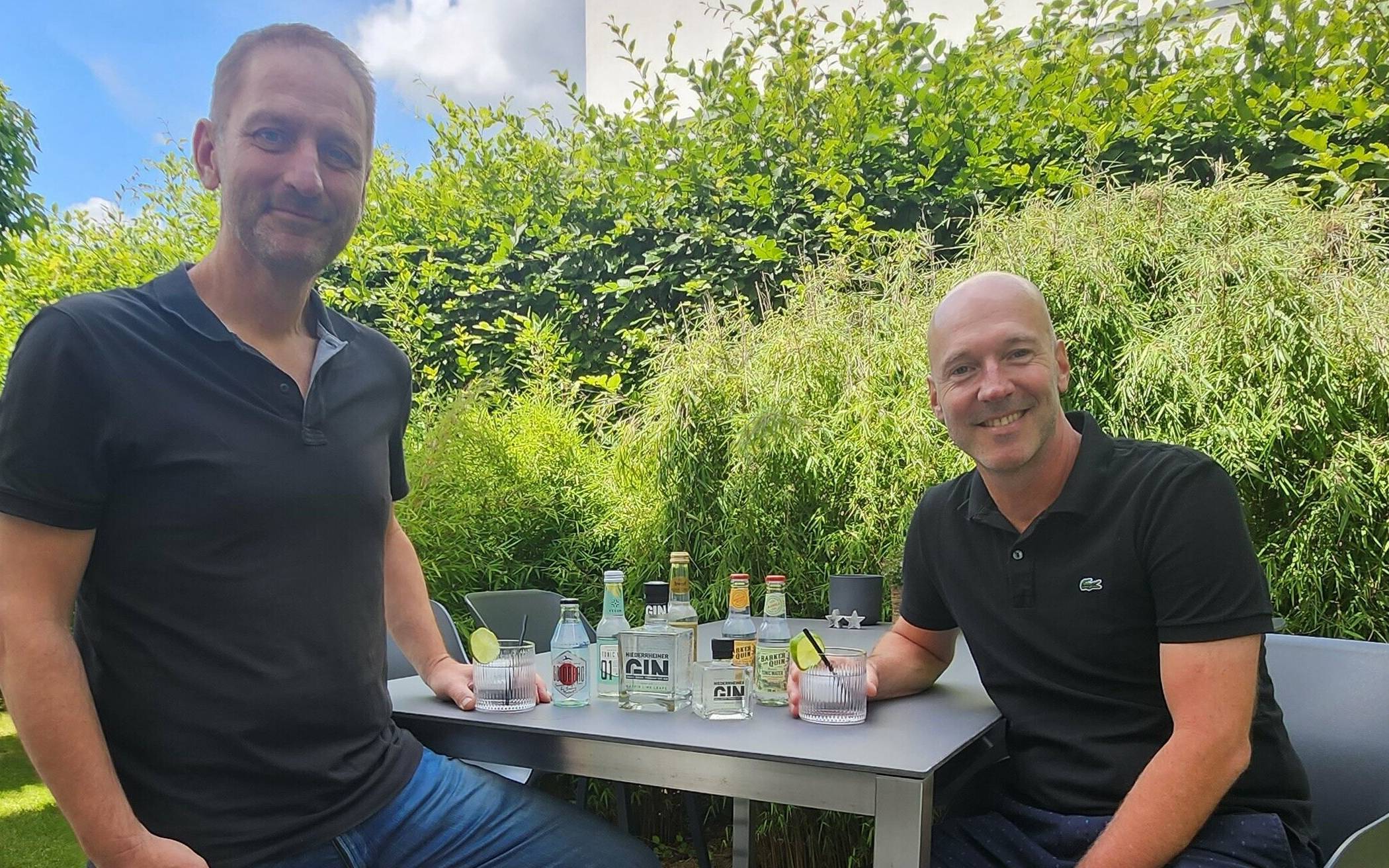 Jochen Back und Frank Waegner (von links) aus Schiefbahn haben mit ihrem kleinen „Start up“ den „Niederrheiner Gin“ kreiert. Und der wurde jetzt bei den „Global Gin Masters“ in Großbritannien von einer Fachjury mit „Gold“ ausgezeichnet.  