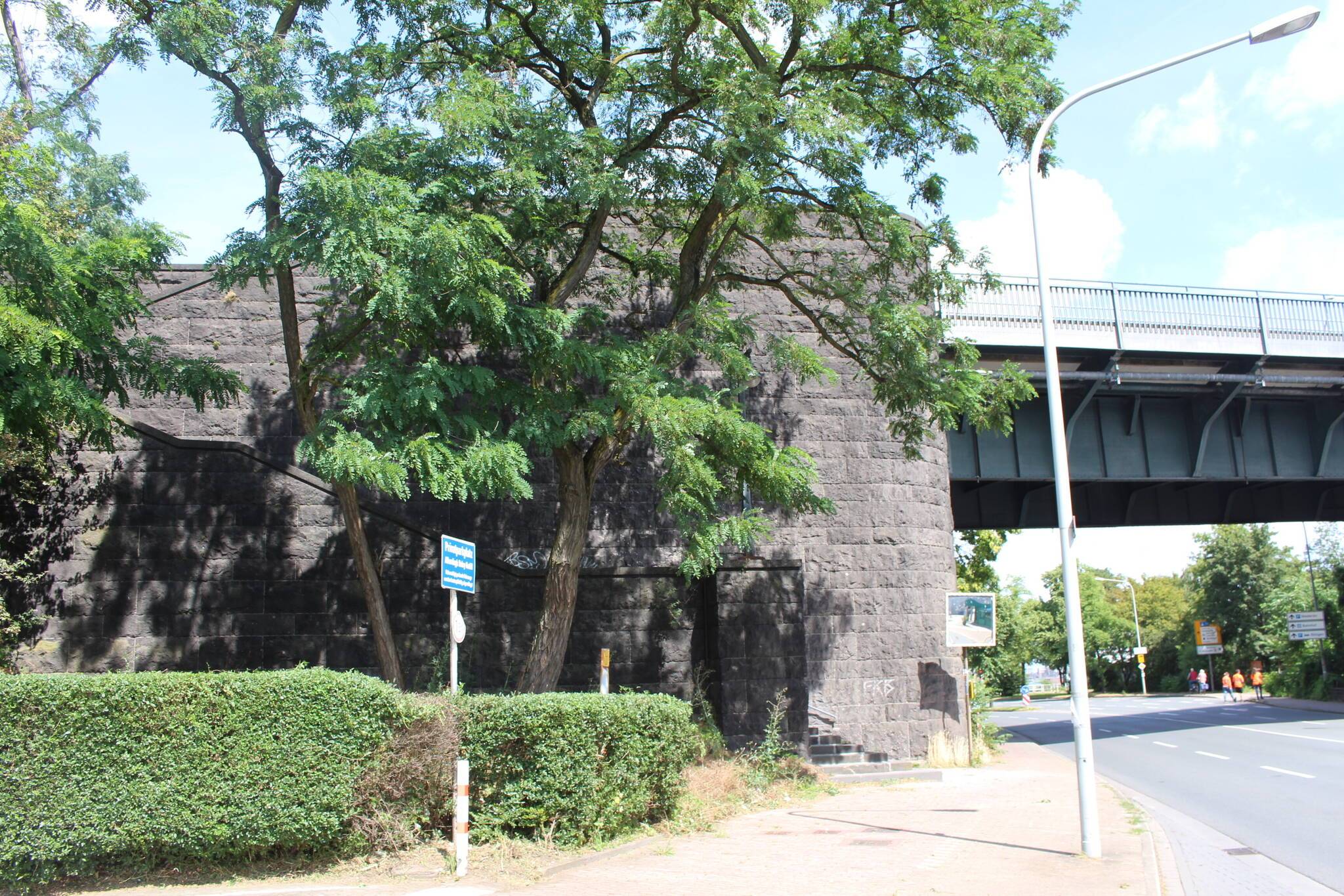  Koloss: Der Brückenkopf unter der Rheinbrücke in Uerdingen birgt leerstehende Räume mit meterhohen Betonwänden. Sie sind verschlossen. Aber am Freitag, 14. Juli, laden Künstler zu einer Performance ein. Foto: Müller  