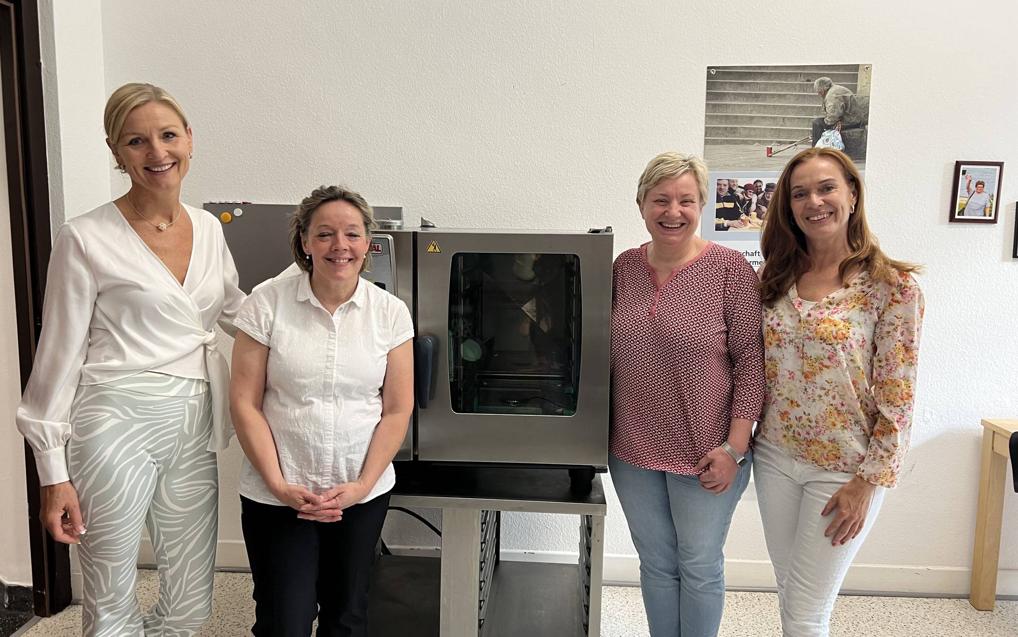 Unser Foto zeigt  die Spendenübergabe mit