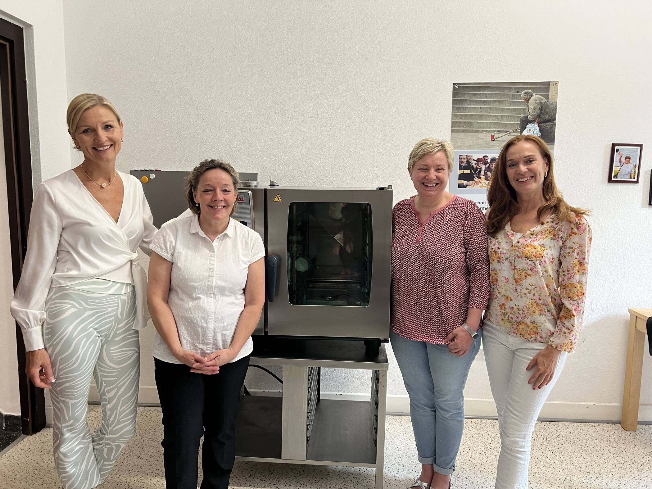  Unser Foto zeigt  die Spendenübergabe mit (v.l.) Lindi Giffels (IWC MG), Manuela Brülls, Bettina Braeuer (beide Sant’Egidio) und Martina Löhrl (IWC MG). 