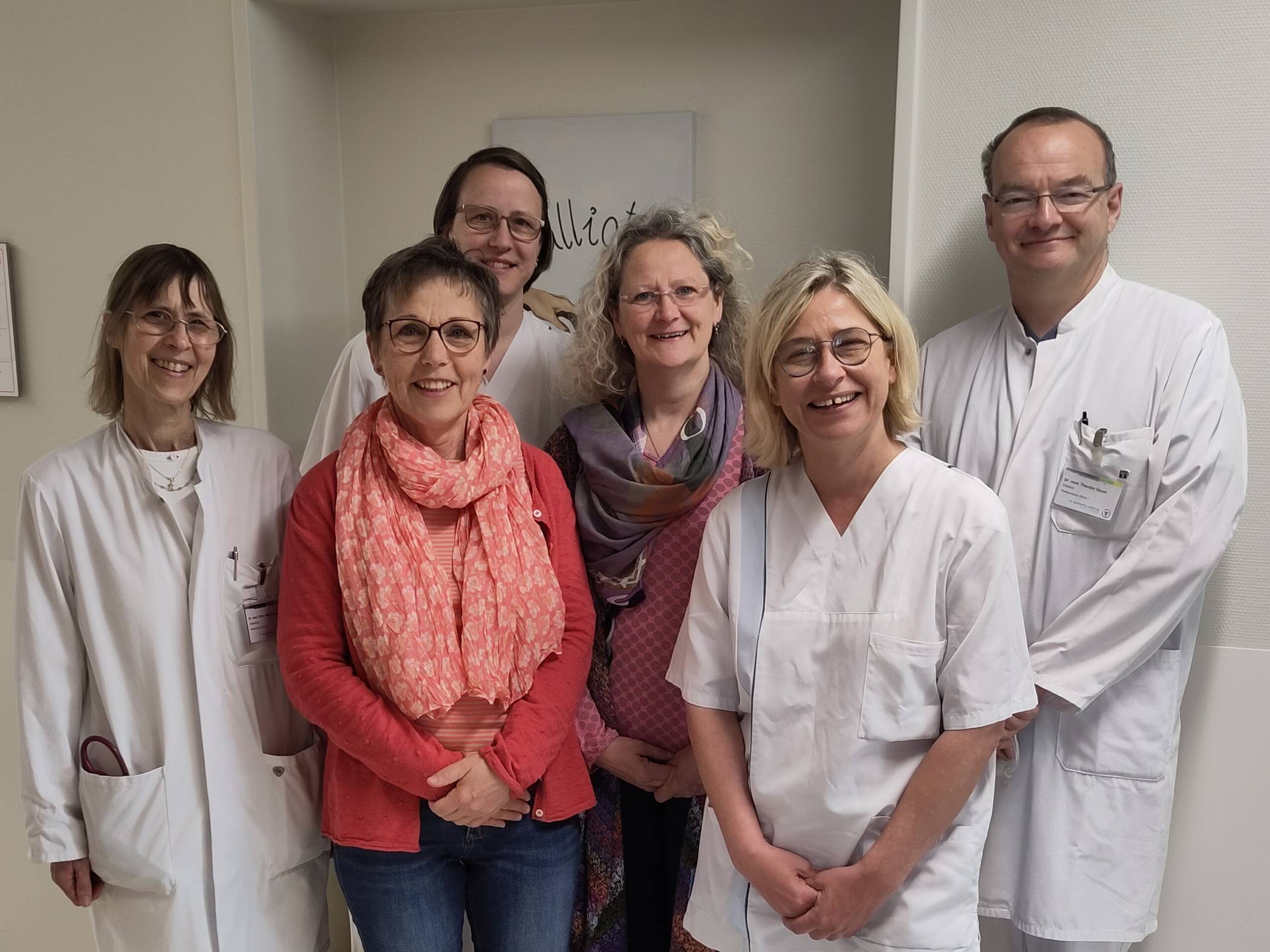  Die Ambulante Hospizarbeit und das St. Bernhard-Hospital arbeiten eng zusammen: (v. li.) Dr. Esther Maria Kirchner, Renate Hirt, Stefanie Christen, Simone Tappertz, Magda Heckers-Colic und Dr. Theodor Heuer. 