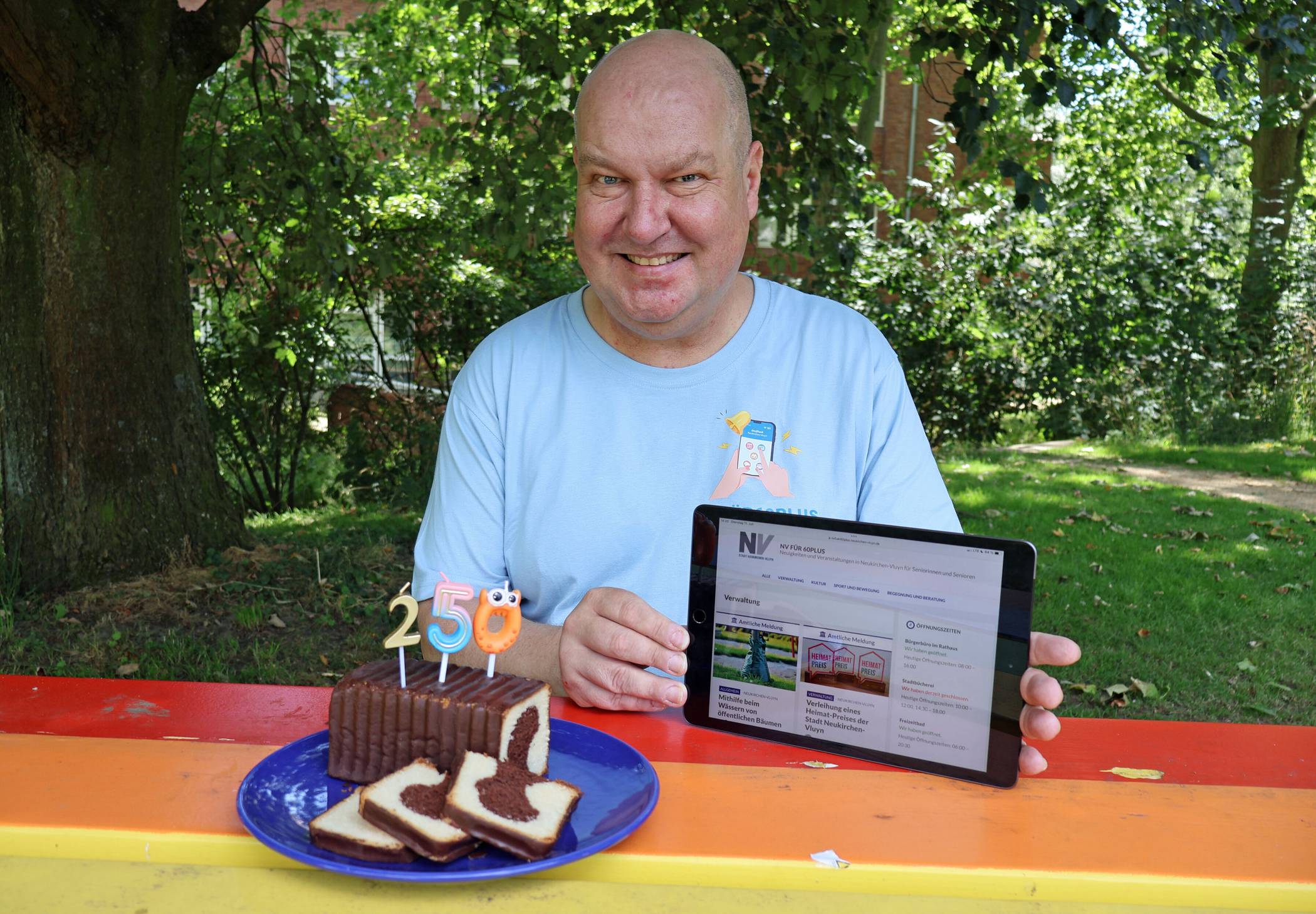 Grund zum Feiern: 250 Nutzer zählte Koordinator Hubert Goletz jetzt in der App NV FÜR 60PLUS: Der DorfFunk für Neukirchen-Vluyn. 