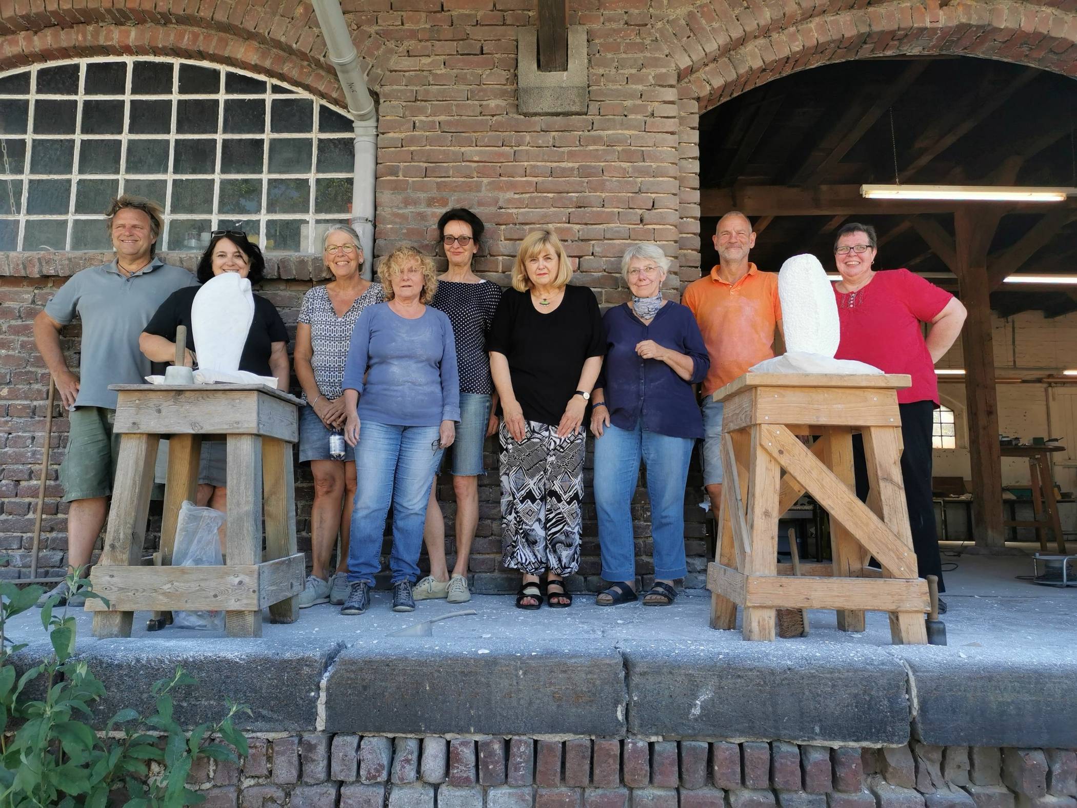  Die Kunstschaffenden haben das Bildhauerprogramm im Rahmen der VHS-Sommerakademie sichtlich genossen (v.l.): Sven Rünger, Kirsten Danes, Birgit Briegleb, Eva Fauth, Sabine Neubürger, Ulrike Kamp-Rettig, Mechthild Weidenbach, Marcus Pfahl, Astrid Ebrecht. 