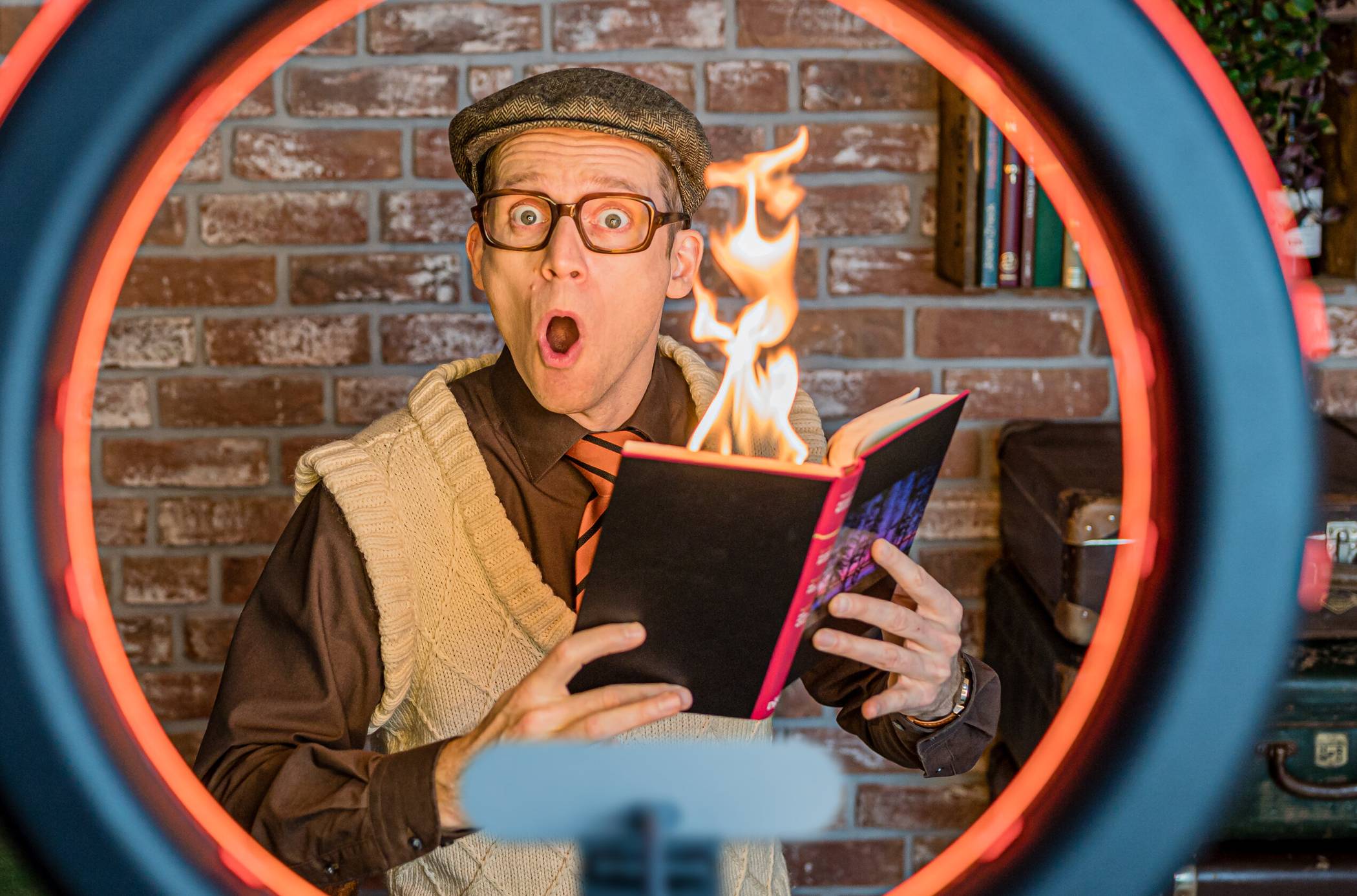 Zauberer Schmitz Backes macht das Abschlussevent des Nettetaler SommerLeseClubs magisch.  