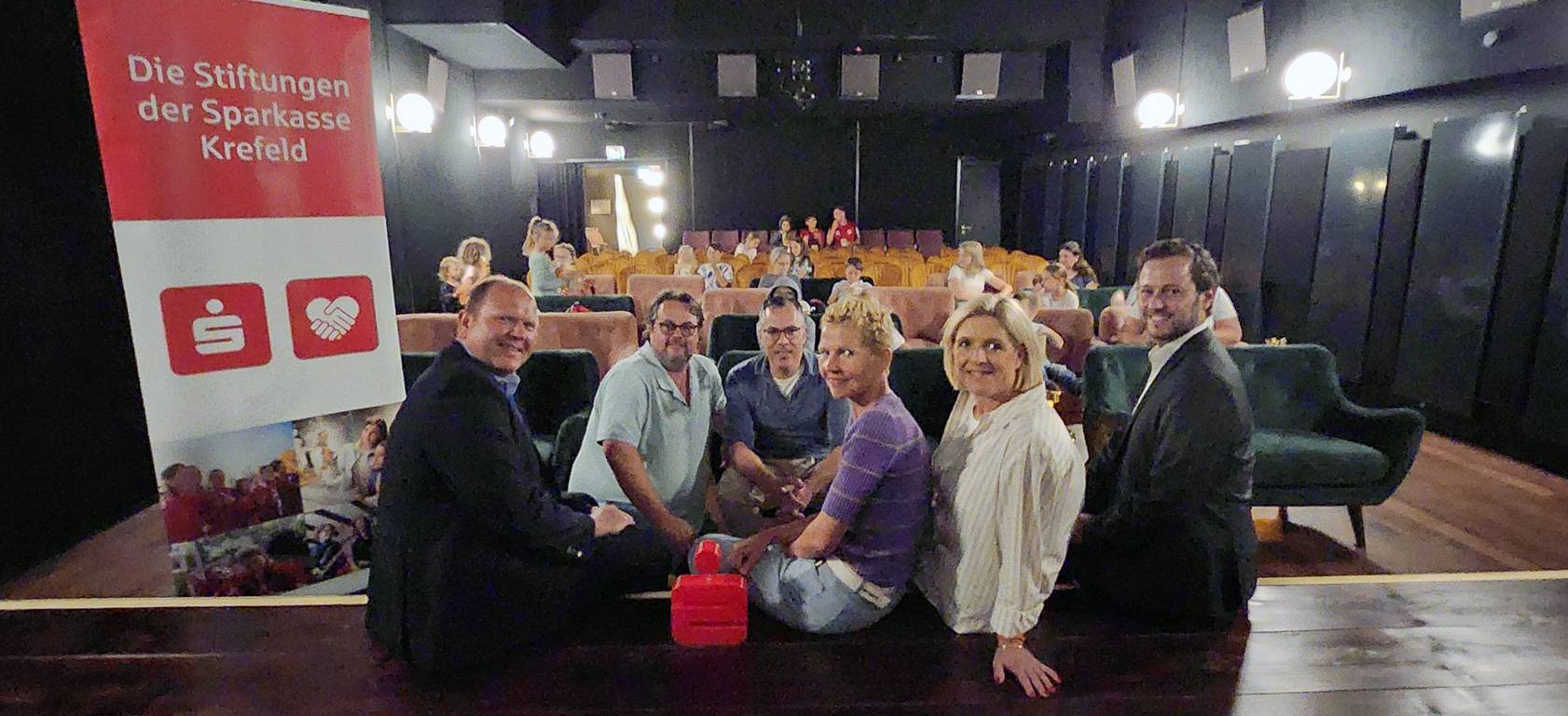  Freuen sich auf die Kino-Aktion für Kinder, die am Donnerstag gestartet ist: Dirk Schumacher (Sparkasse Krefeld), Oliver Brülin, Wolf Günther, Nicole Düser, Bettina Günther (alle Lichtspieltheater Willich) und Tim Pelzer (Sparkasse Krefeld).  
