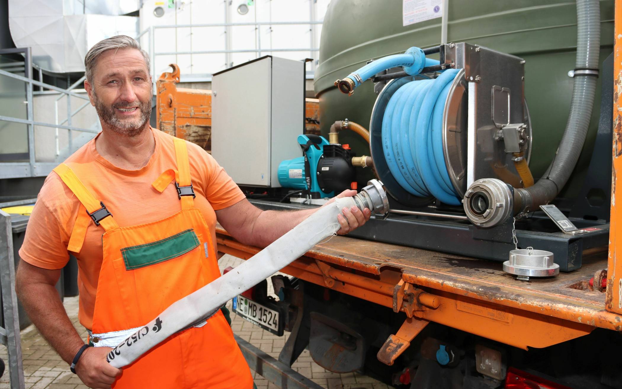 Norbert Brauer vom städtischen Bauhof befüllt