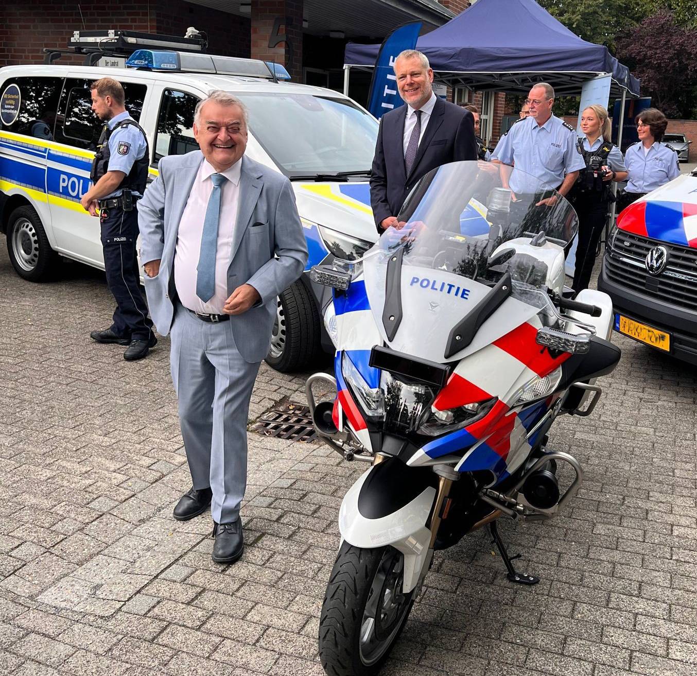 Auch NRW-Innenminister Herbert Reul (vorne) war zu Besuch beim Grenzüberschreitenden Polizeiteam.