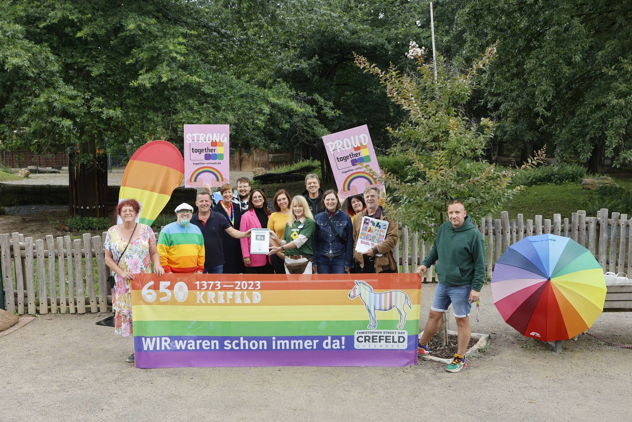  Die Organisatoren und Unterstützer laden zum CSD 2023 ein. Im Krefelder Zoo wurde das Programm vorgestellt. 