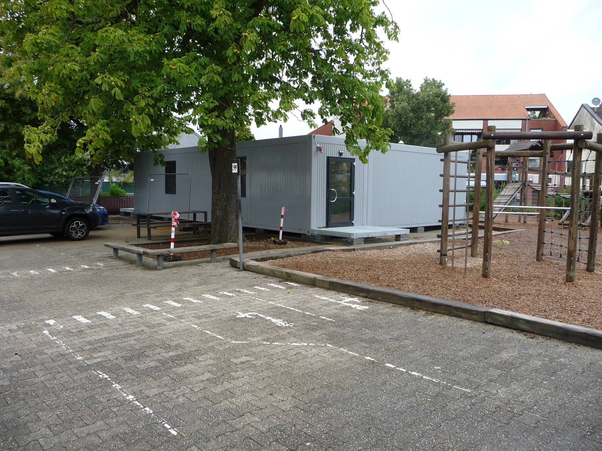 Ähnlich wie hier an der Grundschule Wickrath bietet auch an der Franz-Wamich Grundschule ein temporärer Modulbau Raum für Unterricht.