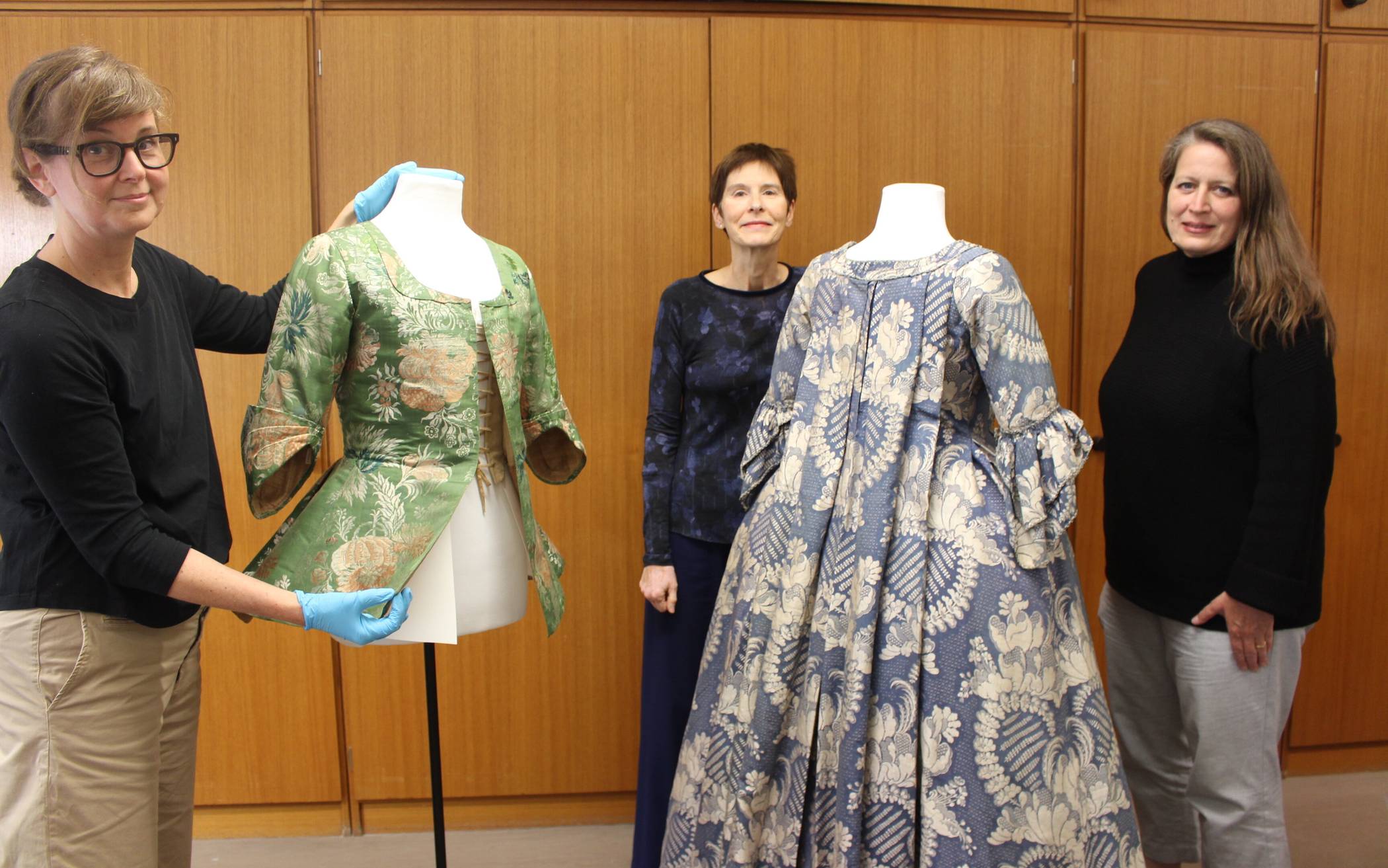 Bereiten die Ausstellung über seidene Luxuskleider