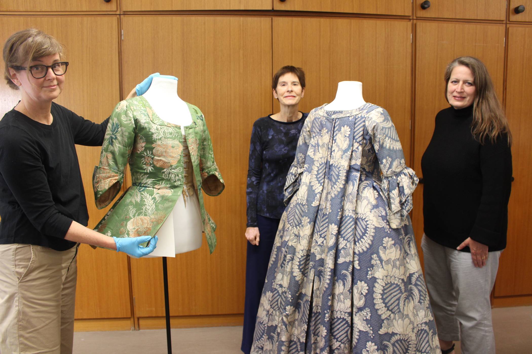 Bereiten die Ausstellung über seidene Luxuskleider des 18. Jahrhunderts vor: Museumsdirektorin Dr. Annette Schieck (r.) und ihre Stellvertreterin Dr. Isa Fleischmann-Heck (2.v.r.) haben die wertvollen Kleider zur Präsentation ausgewählt. Restauratorin Katja Wagner (l.) bereitet die sensiblen sorgfältig auf. Den grünen „Caraco“ hat sie auf eine Polsterfigur aufgezogen, die eigens der Form dieser Damejacke angepasst ist. Somit kann der Betrachter nachvollziehen, wie sie am Körper der Trägerin wirken sollte.