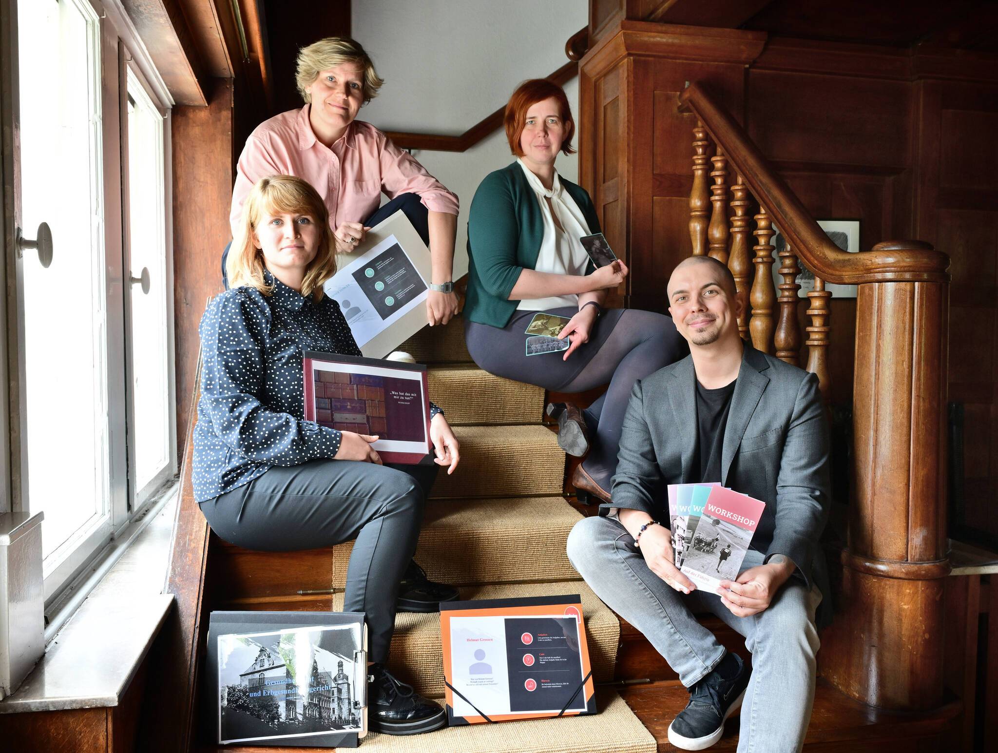 Stellen die neuen Workshops vor: (links) Astrid Hirsch-von Borries und Milena Rabokon von der Mahn- und Gedenkstätte Düsseldorf; (rechts) Sandra Franz und Daniel Simon von der  NS-Dokumentationsstelle Krefeld. Foto: Stadt Krefeld, Andreas Bischof