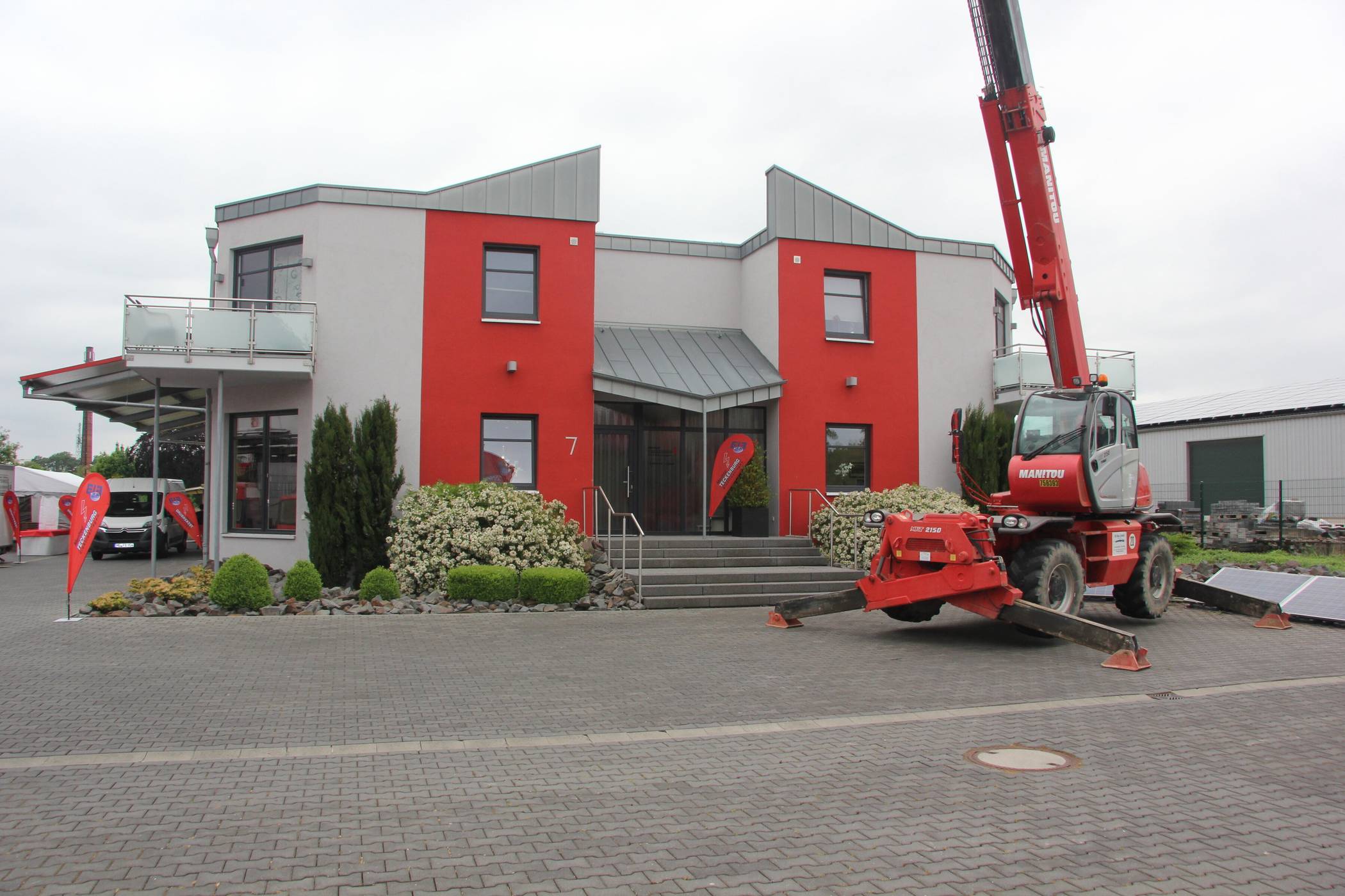  Bei Teckenburg Elektroanlagen in Anrath gibt es seit 1. August die Vier-Tage-Woche. 