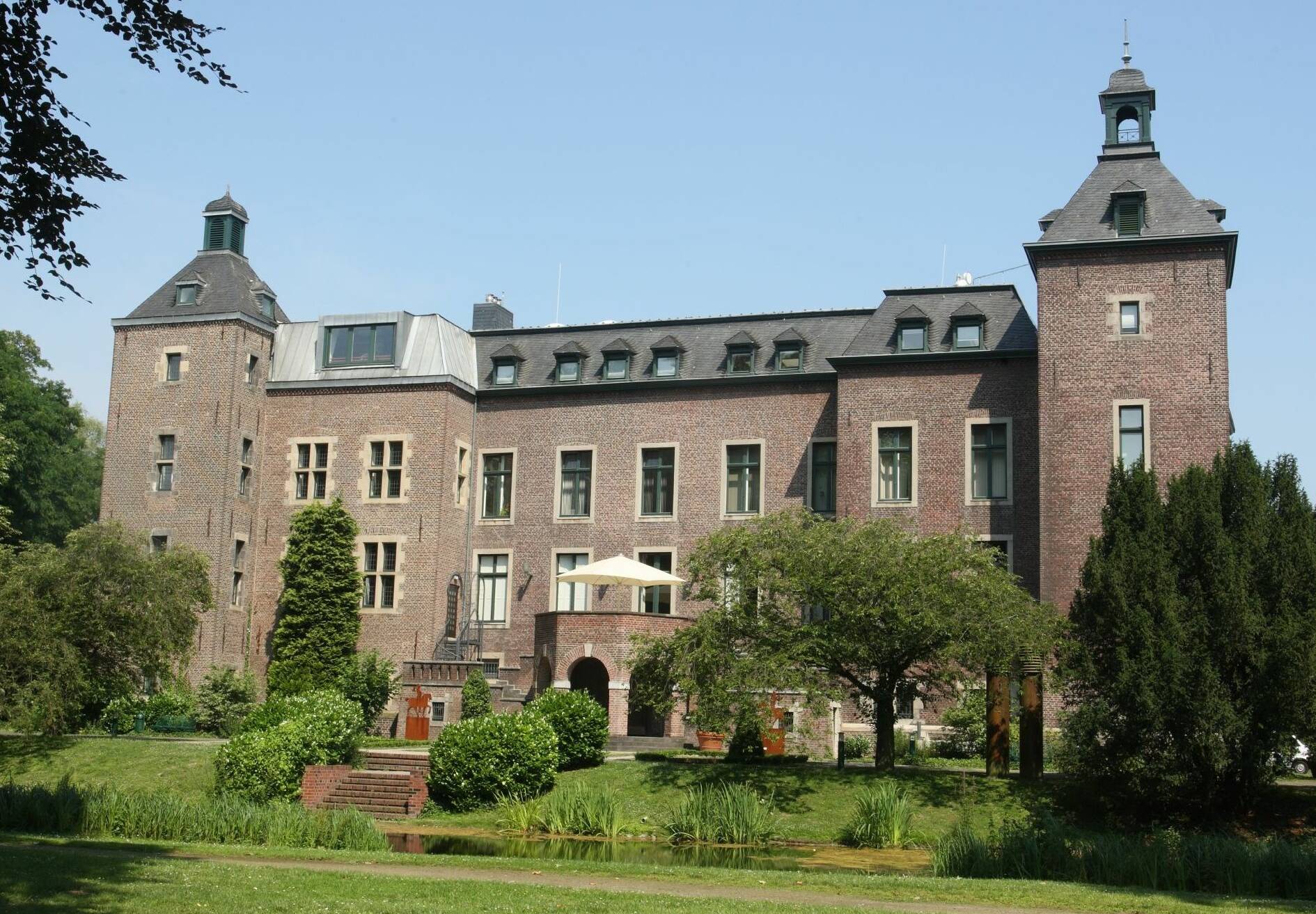 Die Radroute des Monats August startet am Schloss Neersen. Die ehemalige Wasserburg ist Verwaltungssitz und mit ihrer Galerie und der Freilichtbühne ein kultureller Mittelpunkt.  
