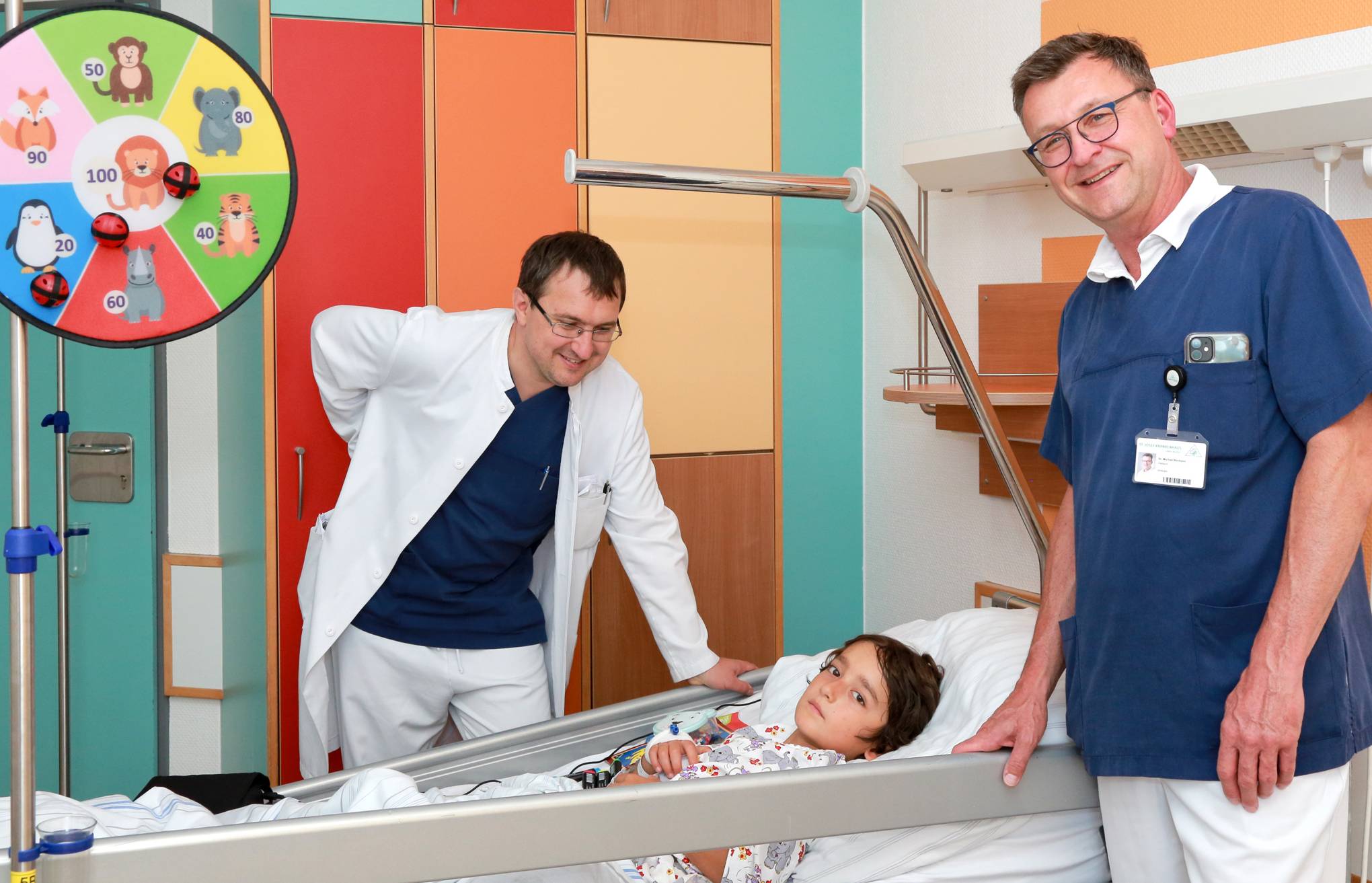  Oberarzt Yury Samaseika und Chefarzt Dr. Michael Reimann auf Visite bei Ibrohim. 