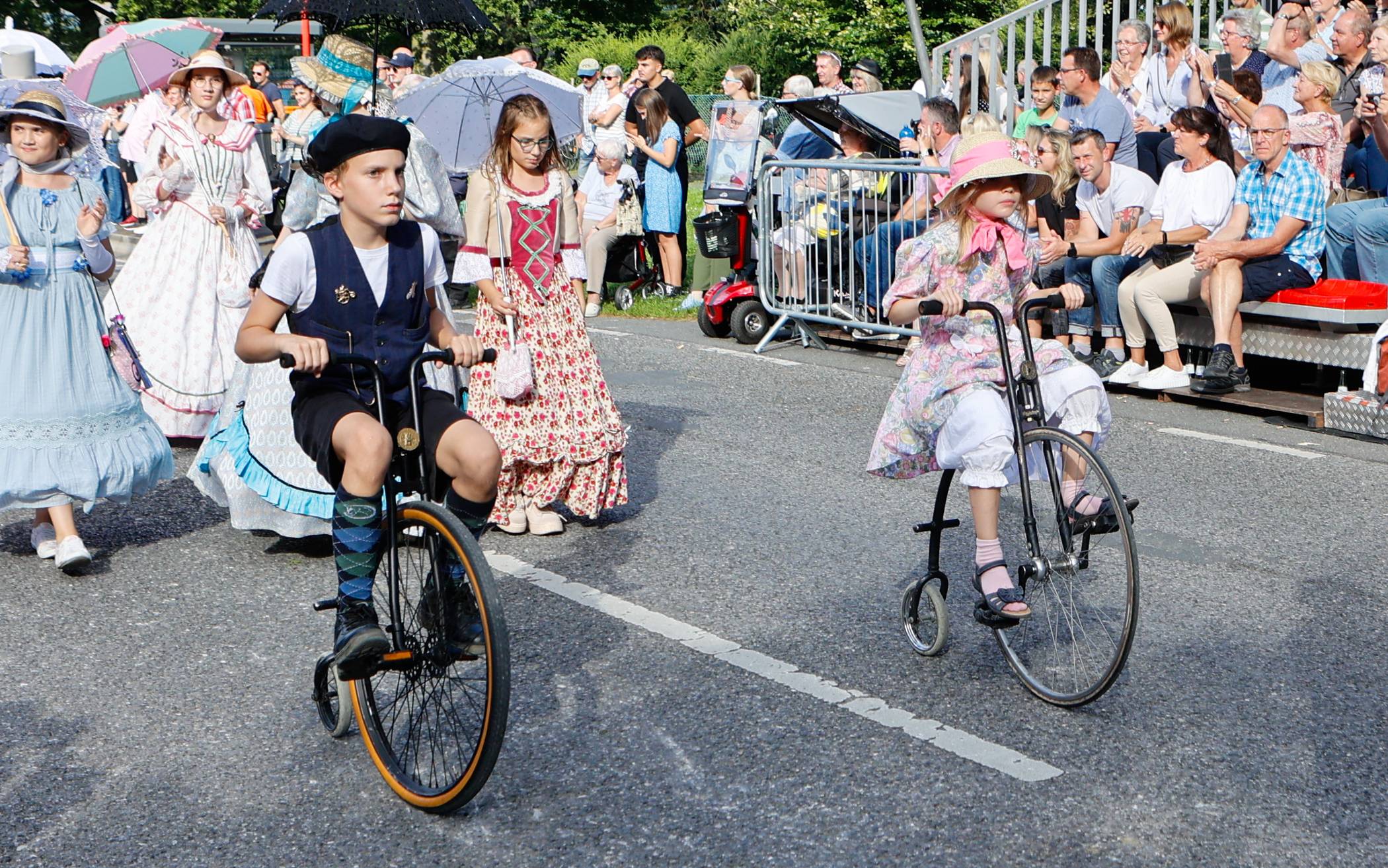 Großer historischer Festzug beim Linner Burg-, Trachten- und Heimatfest